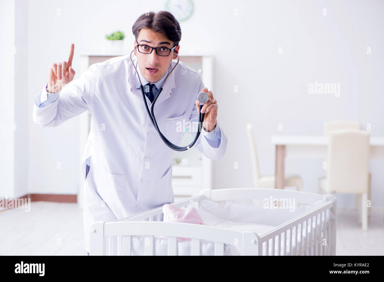 Mann männlich Kinderarzt in der Nähe Kinderbett Vorbereitung zu prüfen  Stockfotografie - Alamy