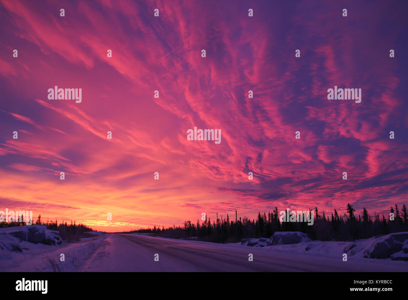 Eine spektakuläre winter Sonnenaufgang von der Mackenzie Highway ausserhalb von Yellowknife, Nordwest-Territorien, Kanada gesehen. Stockfoto