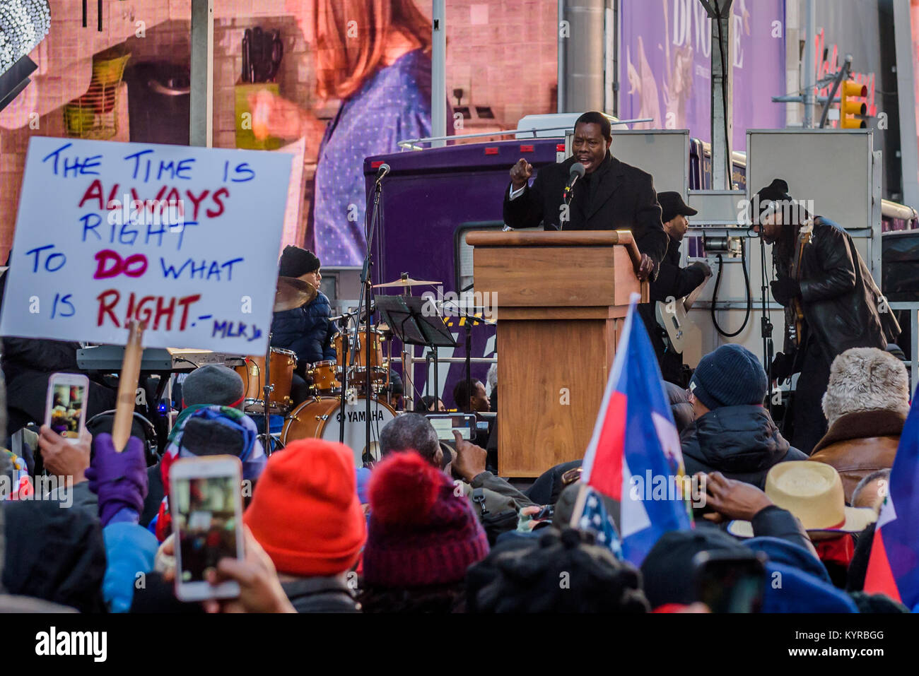 New York, Vereinigte Staaten. 15 Jan, 2018. Am 15. Januar 2018; der Geburtstag des Pfr. Dr. Martin Luther King Jr., Gemeinschaft und Arbeit spricht sich für eine Rallye Organisiert gegen Rassismus in Times Square Tausende von New Yorkern die Straßen für Einwanderer aus Haiti nahm, in ganz Afrika, El Salvador und anderen Nationen, die Ziele von rassistischen Bemerkungen und Bigotterie ist Trumpf geworden sind. Credit: Erik McGregor/Pacific Press/Alamy leben Nachrichten Stockfoto