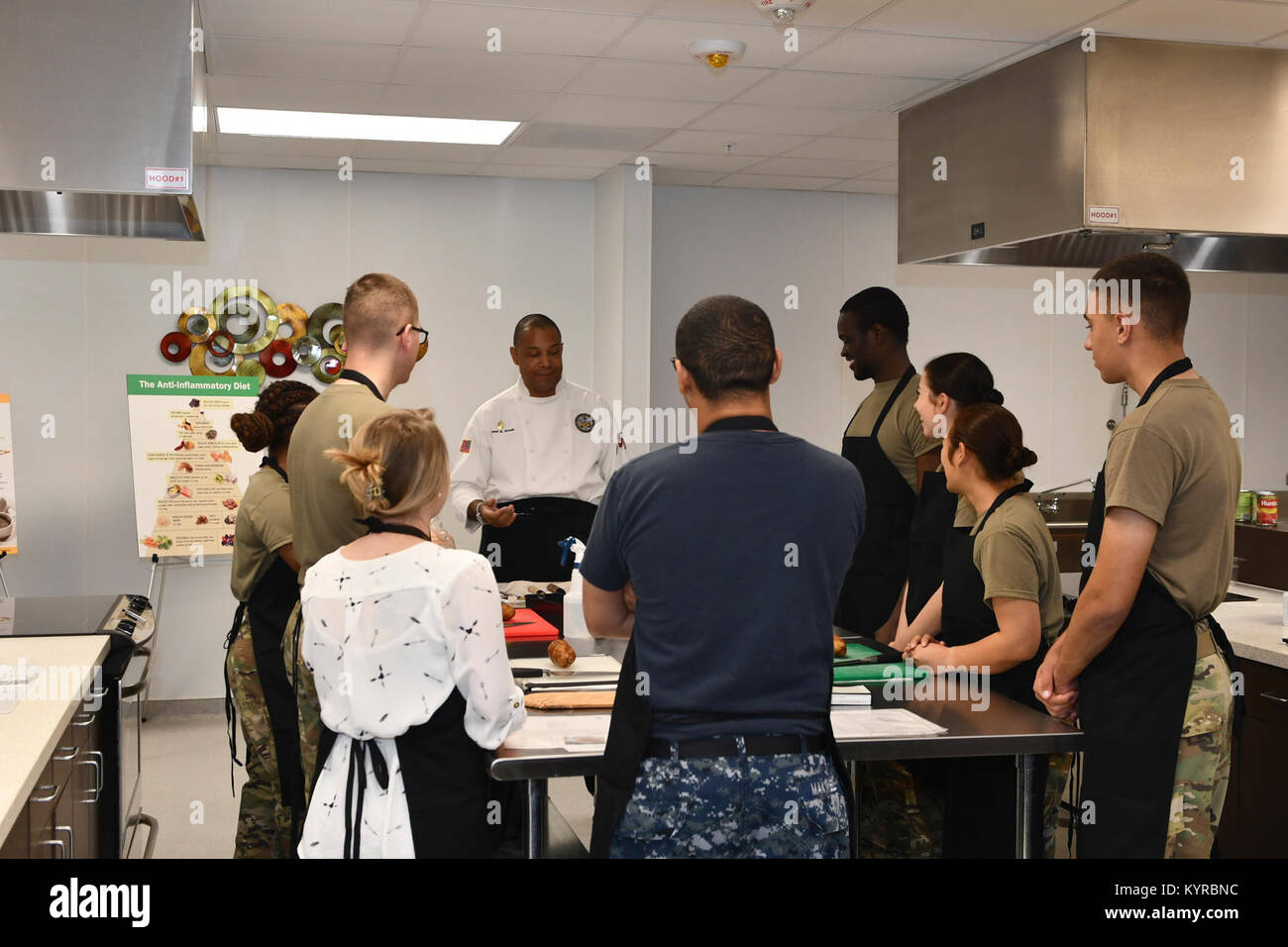 Sgt. 1. Klasse Raphael B. Bonair, Executive Adjutant, U.S. Army Norden (fünfte Armee) Studenten unterrichten über Messer Auslastung der neuen Lehre Küche in der Vogel Ausfallsicherheit. Der Vogel Ausfallsicherheit Center ist eine neue Anlage mit acht Einheiten von resiliency Services an einem Standort. Dieses Werk ist einzigartig in Fort Sam Houston und einzigartig in der Armee. Die Eröffnung der Vogel Ausfallsicherheit Center wurde am 5. Januar 2018. Stockfoto