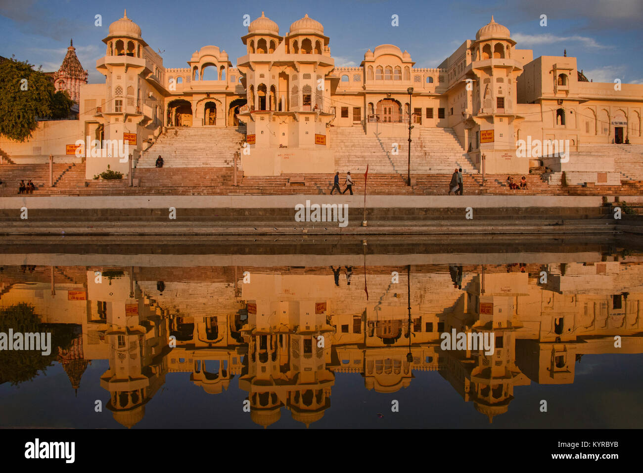 Reflexion von Gwalior Ghat bei Sonnenuntergang, Pushkar, Rajasthan, Indien Stockfoto