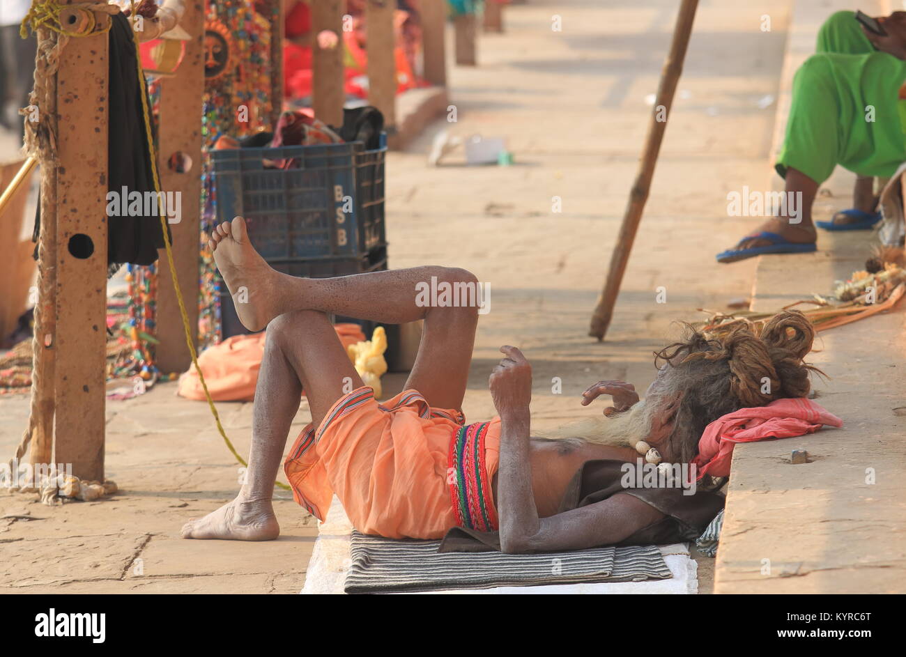 Indische Mann schläft auf der Straße in Varanasi Indien. Stockfoto