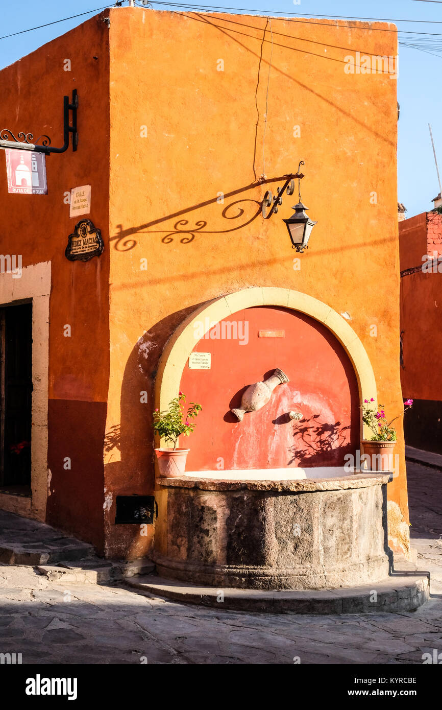 Ein alter Brunnen an einer Straßenecke in San Miguel de Allende, Mexiko Stockfoto