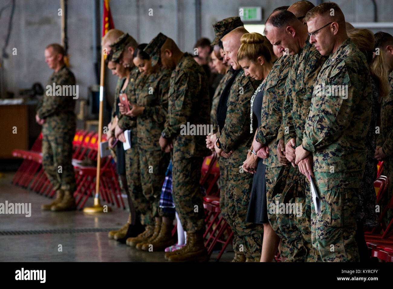 Us-Marines mit Sitz und Hauptverwaltung Squadron (H&HS), 1 Marine Flugzeugflügel, ihre Familien zu gehören, eine Post und Relief Zeremonie auf Marine Corps Air-Station Futenma, Okinawa, Japan, Jan. 08, 2018 teilnehmen. Sgt. Maj. William D. Harrington erleichtert, Sgt. Maj. Clement C. Pearson als Sergeant Major für H&HS. (U.S. Marine Corps Stockfoto