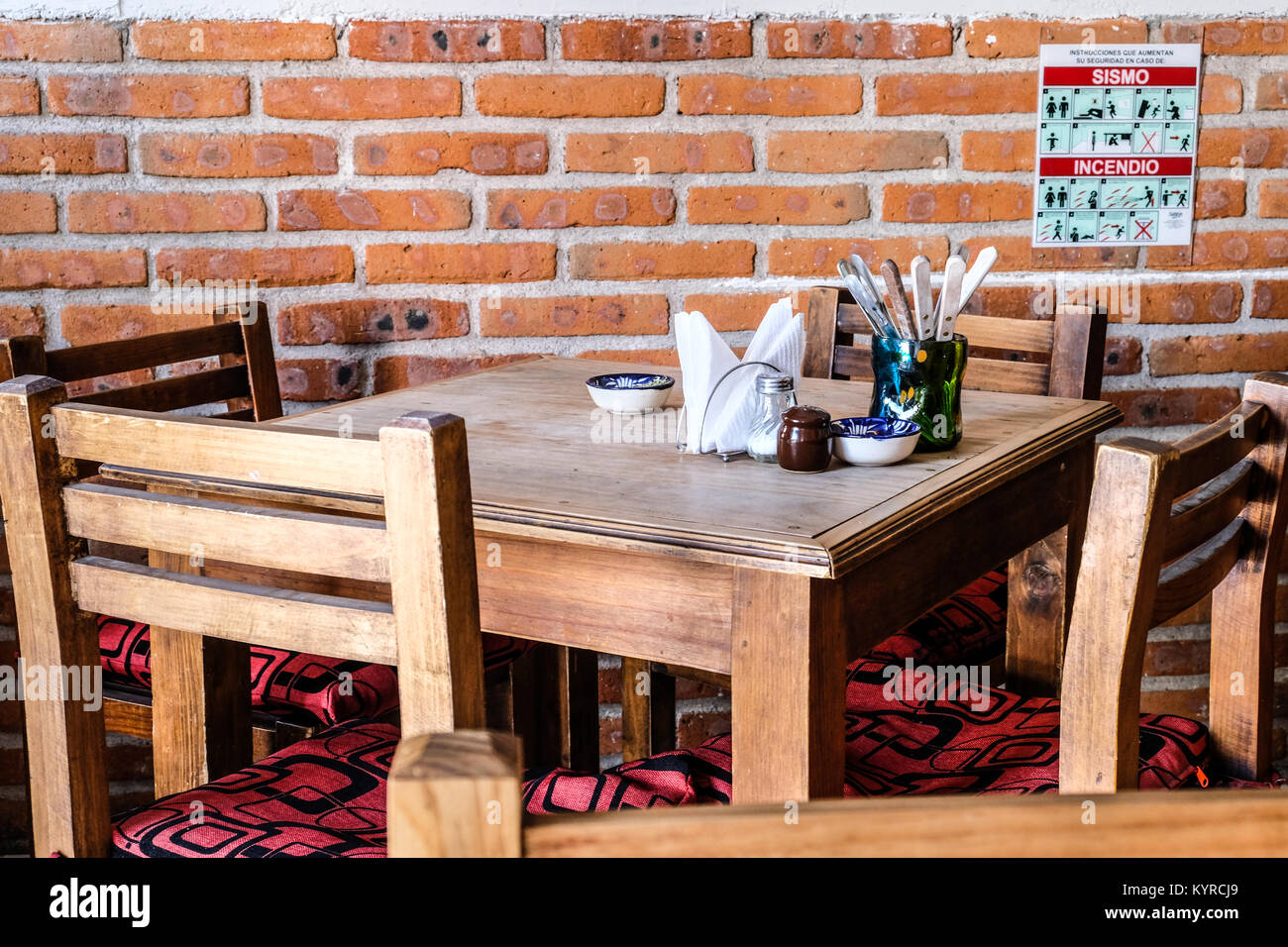 Einfachen hölzernen Esstisch und Stühlen in einem kleinen Straßenrand  mexikanische Lebensmittel Restaurant in San Miguel de Allende, Mexiko  Stockfotografie - Alamy