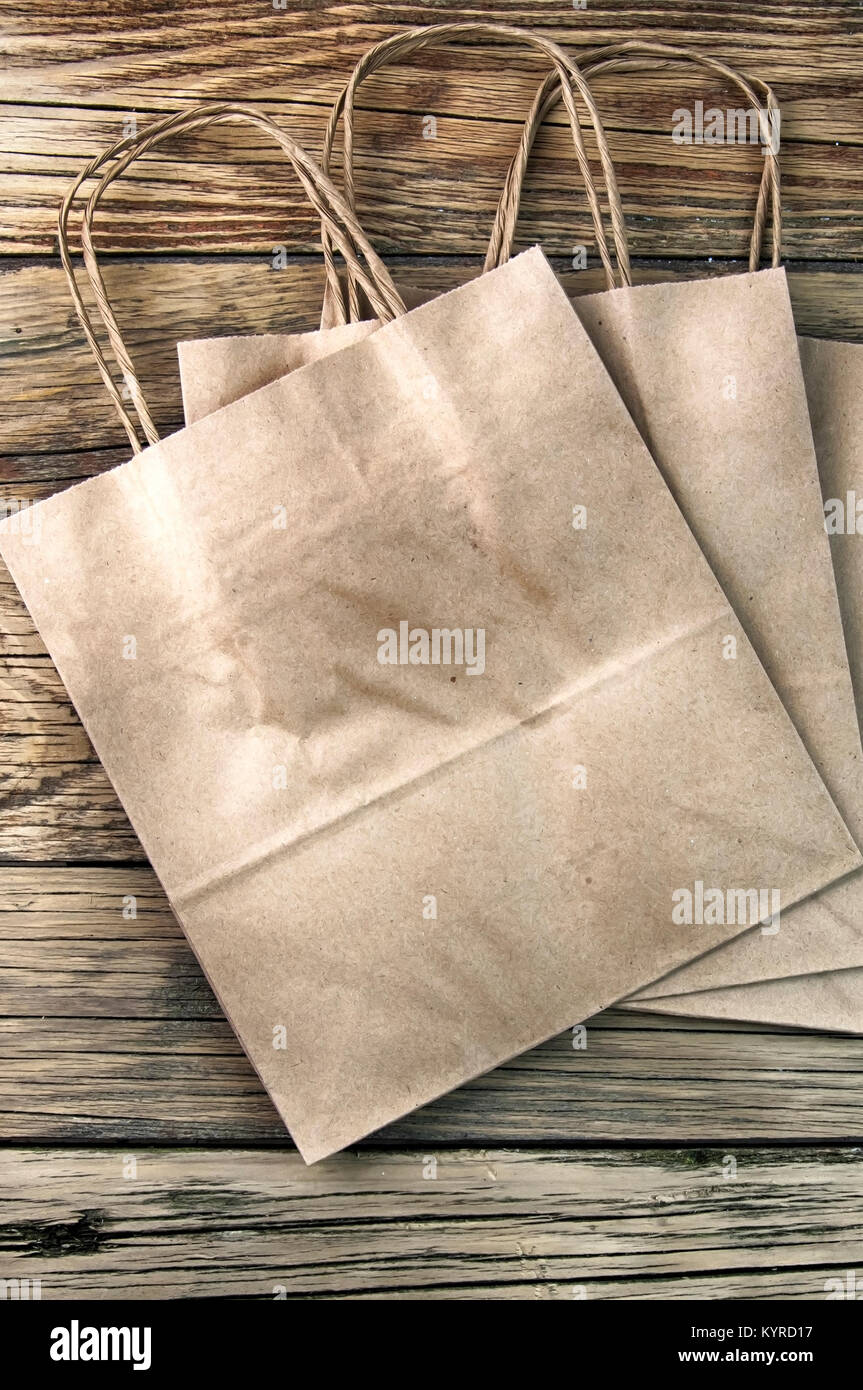 Paper bag auf alten hölzernen Hintergrund für natürliche Recycling Konzept Stockfoto
