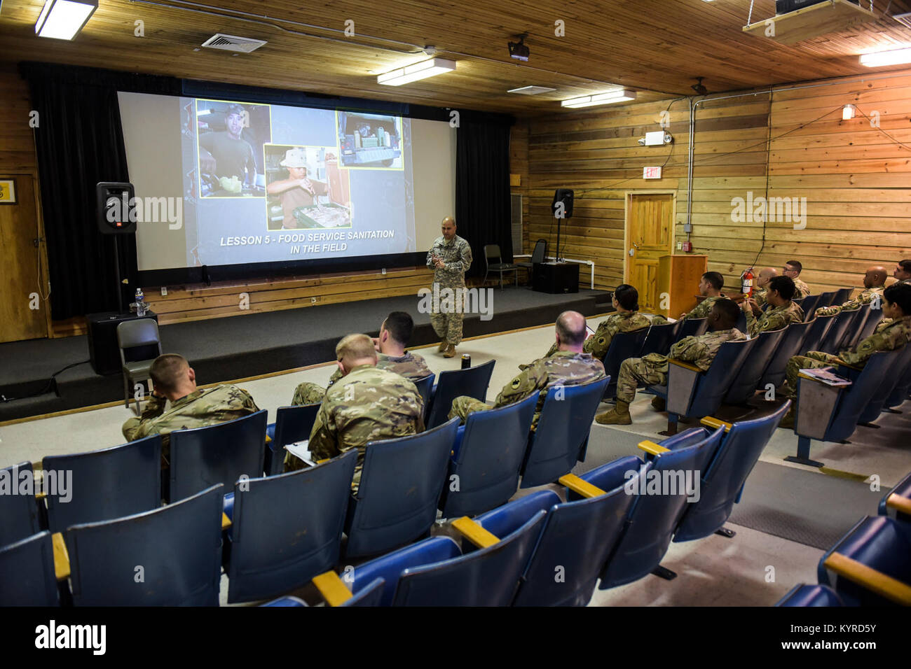 Us-Armee Sgt. Charles Sexton (Mitte), gemeinsame Aufgabe Force-Bravo medizinische Element, vorbeugende Medizin Specialits, lehrt ein Lebensmittel Hygiene Klasse im Soto Cano Air Base, Honduras, Jan. 09, 2018. Vorbeugende Medizin ausgebildet ist und durch die Armee und die medizinische Abteilung, um auch Züge, die Soldaten die erste Verteidigungslinie für Gesundheit die Bereitschaft zu einer Einheit werden beauftragt, sowohl in der Garnison und den Bereich Umwelt. Wie ein Kampf Leben retten, ein Feld Abwasserentsorgung Teammitglied bietet unmittelbare Reaktionen auf Bedrohungen der Gesundheit zu der Kraft. (U.S. Armee Stockfoto