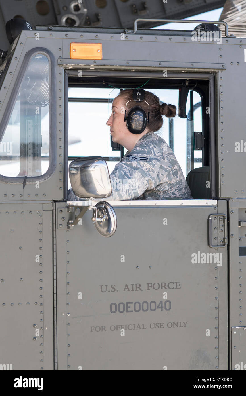 Papst Army Airfield, N.C. - Airman 1st Class Tonya Allen, 43 d Air Mobility Squadron last Teammitglied, fährt ein Laden der Fracht in Richtung der Rückseite des C-17 Globemaster III während der Gemeinsamen airdrop Ausbildung auf Grün Rampe hier Jan. 10, 2018. Flieger in den 43 d Air Mobility Operations Group Hier unterstützt sowohl den Besuch Flugzeugbesatzungen und Armee Einheiten in der gesamten Ausbildung. Die 43 d-eines, der Teil des Air Mobility Command, Befugnisse Luftbrücke Schulung und reale Vorgänge für Armee und Luftwaffe konventionelle und Special Operations Units in Fort Bragg, bewegen Millionen von Pfund an Fracht und Tausende von Reisenden Stockfoto