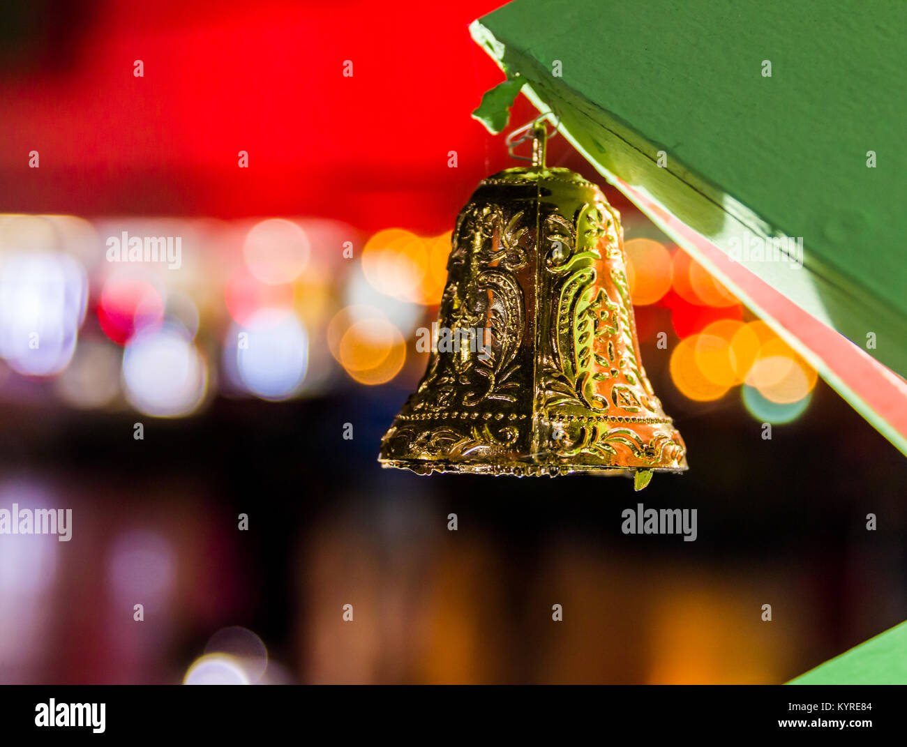 Isolierte Weihnachten Dekoration Glocke mit Bokeh Stockfoto