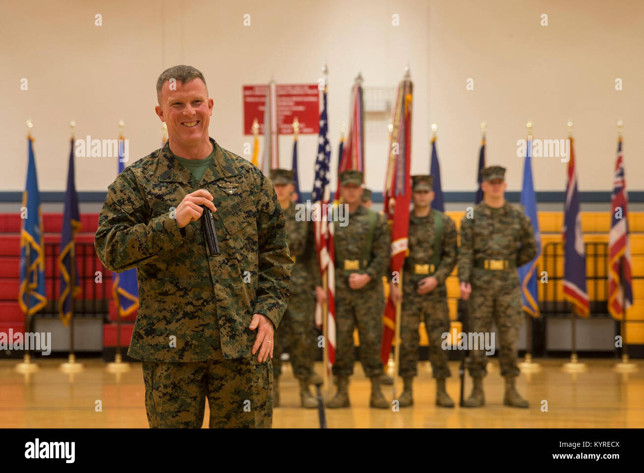 Us Marine Corps Sgt. Maj. Dylan W. Goldman, ging, Sergeant Major der Zentrale Regiment, 2. Marine Logistics Group, II Marine Expeditionary Force, lächelt, während einer Post- und Überdruckventil Zeremonie in Camp Lejeune, N.C., Jan. 10, 2018. Während der Zeremonie, Goldman seinen Posten als Sergeant Major zu Sgt aufgegeben. Maj. Alex Narvaez. (U.S. Marine Corps Stockfoto