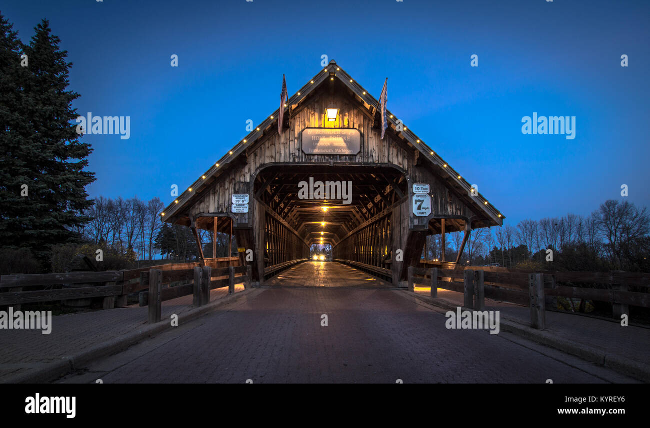 Michigan Covered Bridge. Auto Eingabe historische Brücke in der Nacht in Frankenmuth Michigan beleuchtet Stockfoto