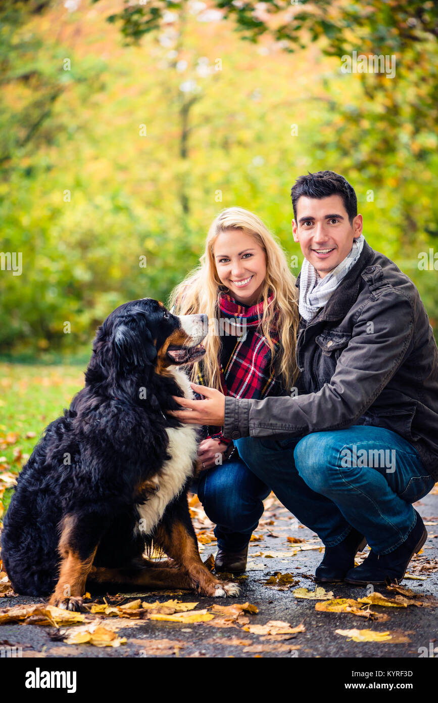 Paar mit Hund geniessen Sie den Herbst in der Natur Stockfoto