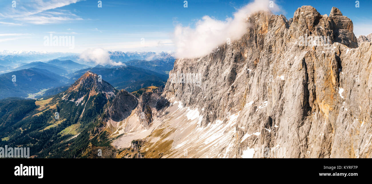 Panoramablick auf das Luftbild von Pisten von Dachstein plateau Skigebiet mit Gletscher und Berge. Österreich Stockfoto