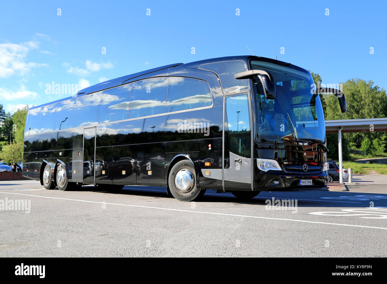 SALO, Finnland - 14. JUNI 2014: Schwarz Mercedes-Benz Travego Bus hält an der Bushaltestelle parken. In IIA, Daimler präsentiert die Safety Coach Travego bus Version Stockfoto