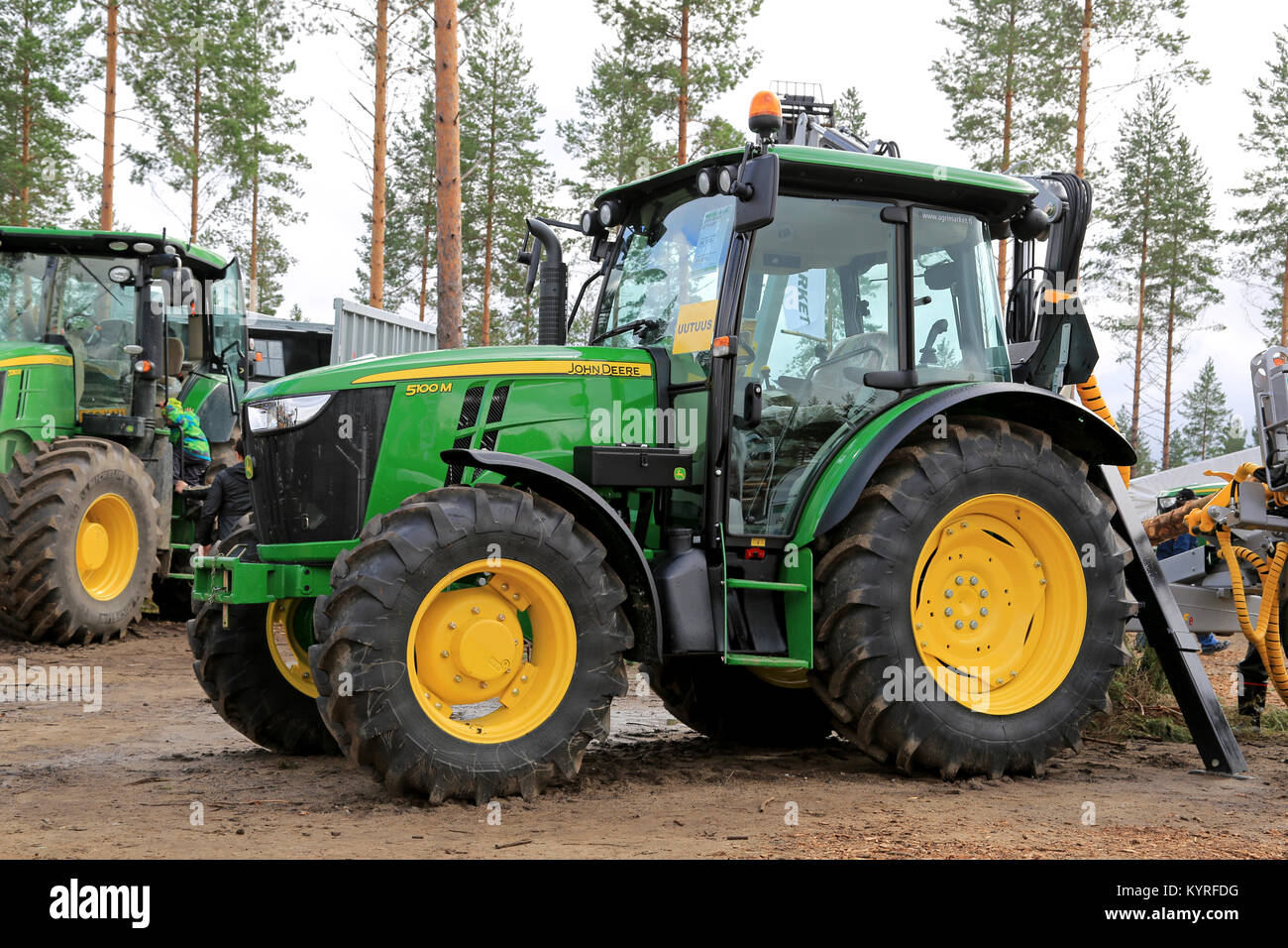 JAMSA, Finnland - 30. AUGUST 2014: John Deere präsentiert John Deere 5100M-Dienstprogramm Traktor bei FinnMETKO 2014. Stockfoto