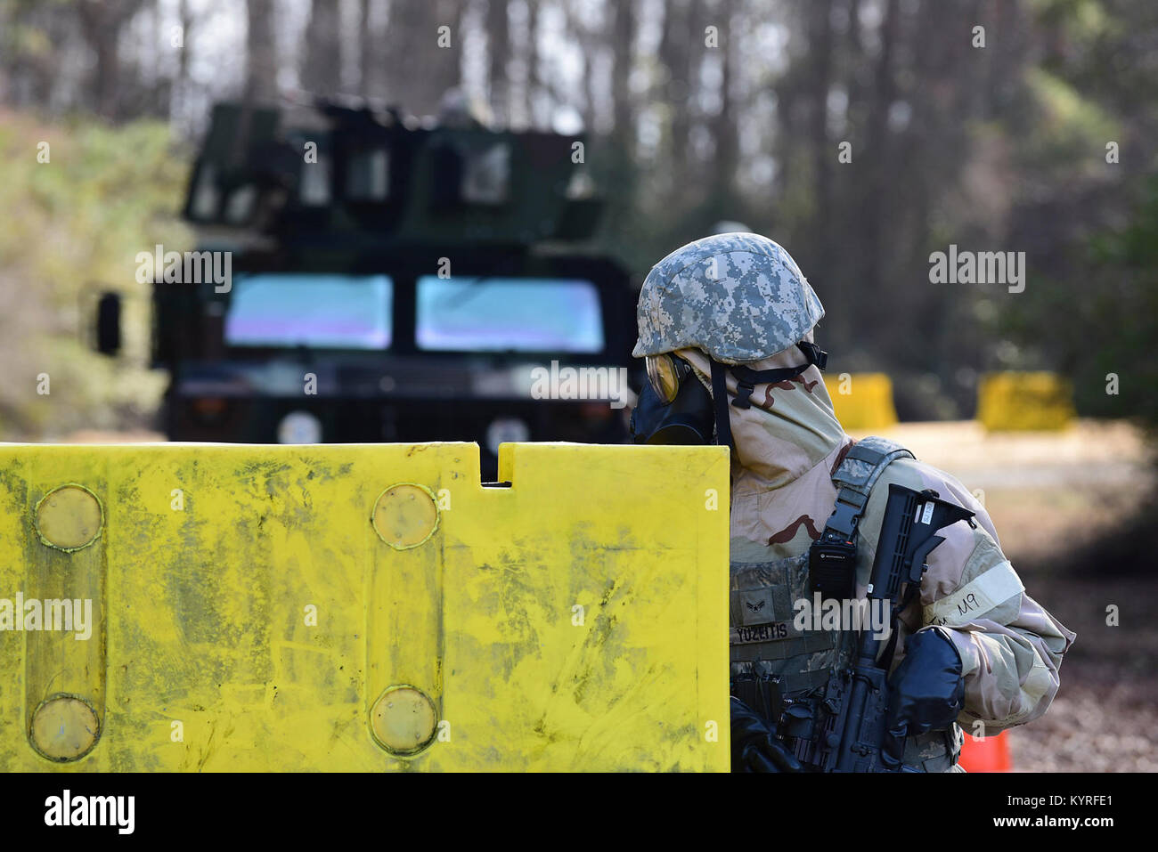 Airman 1st Class Andrew Yuzeitis, 4 Security Forces Squadron, verschanzt hinter einer Barriere während der Übung Thunderdome 08-07, Jan. 11, 2018, bei Seymour Johnson Air Force Base, North Carolina. Thunderdome ist entworfen, um die Flieger in ein Krieger Denkrichtung zu halten und Taktiken, Techniken und Verfahren unnötigen Verlust des Lebens oder Verletzungen im Falle eines realen Ereignis zu verhindern schärfen. (U.S. Air Force Stockfoto