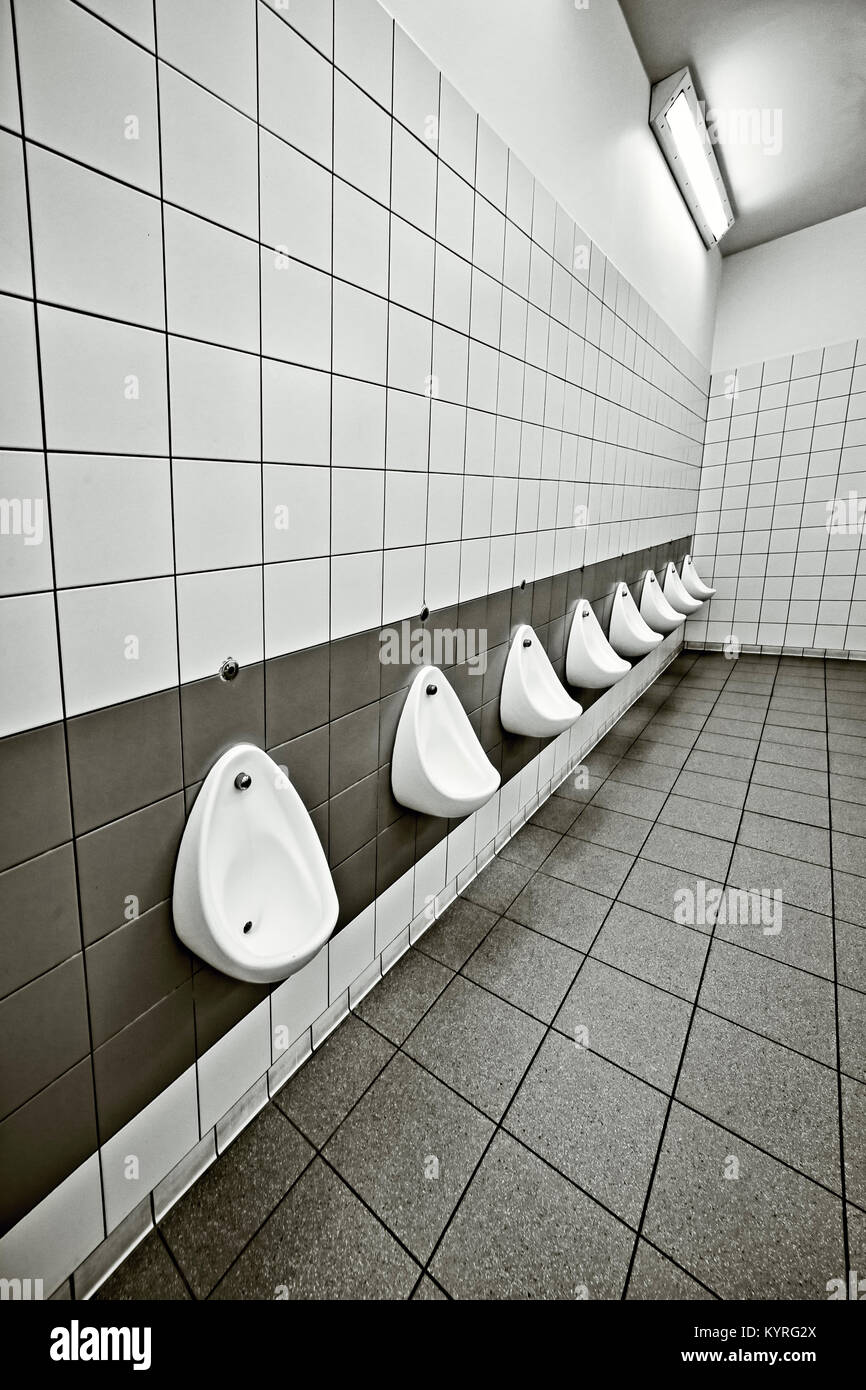 Reihe der Urinale in einem öffentlichen Herrentoilette. Stockfoto