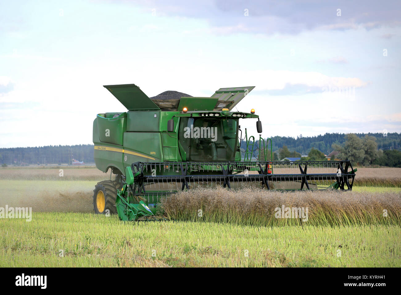 SALO, Finnland - 6 September, 2014: John Deere s670i Mähdrescher auf dem Feld am Abend der Ernte von Raps. Eg Schätzungen der Europäischen Raps Ernte wachsen Stockfoto