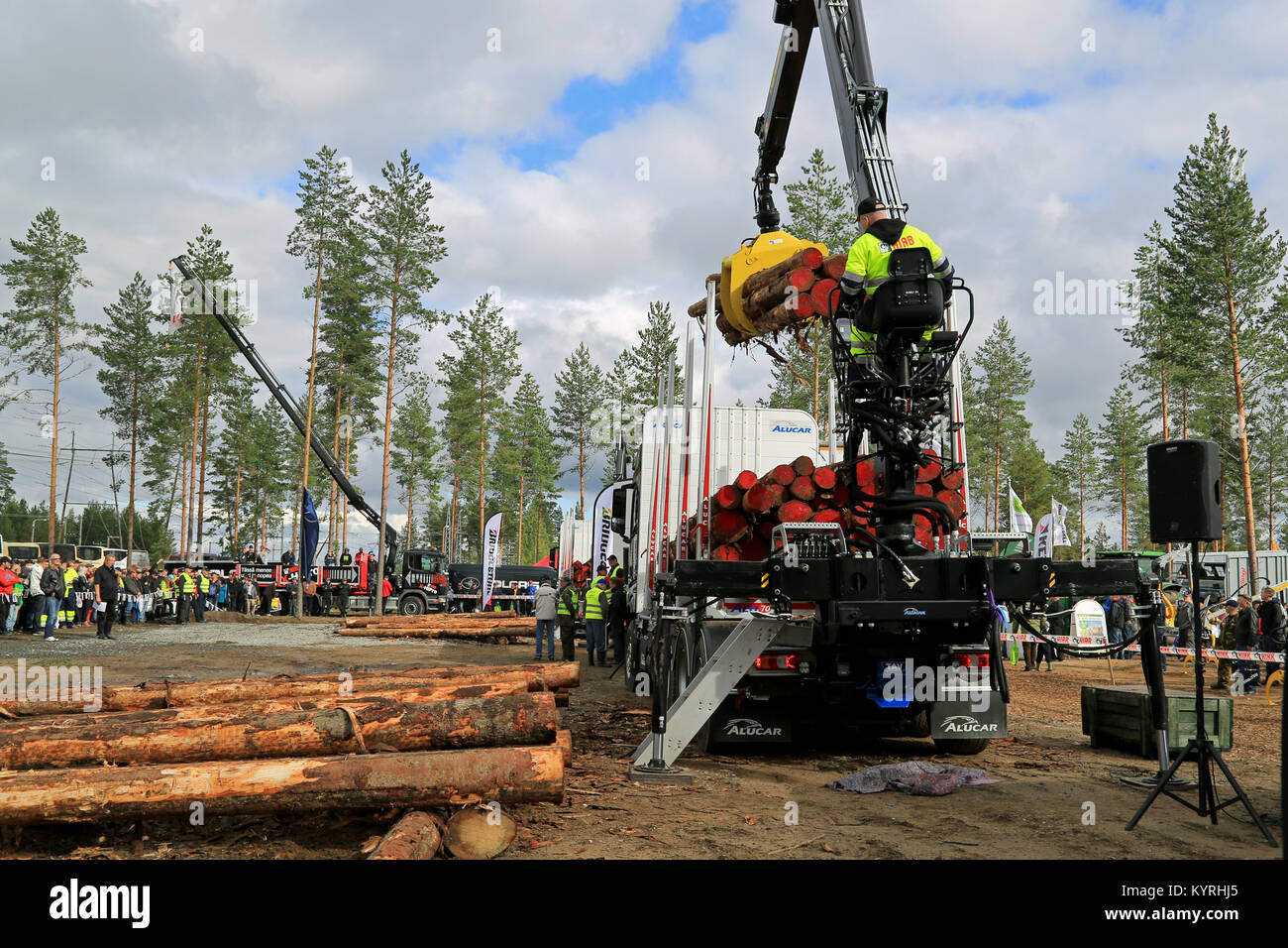 JAMSA, Finnland - 29 AUGUST 2014: Kari Heinonen gewinnt 2. Preis in der Finnischen Meisterschaften von Log Verladung an FinnMETKO 2014. Stockfoto