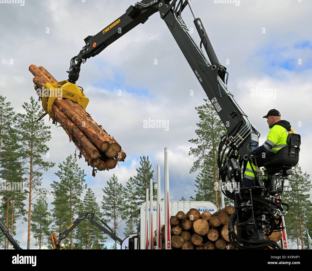 JAMSA, Finnland - 29 AUGUST 2014: Kari Heinonen gewinnt 2. Preis in der Finnischen Meisterschaften von log Verladung an FinnMETKO 2014. Stockfoto