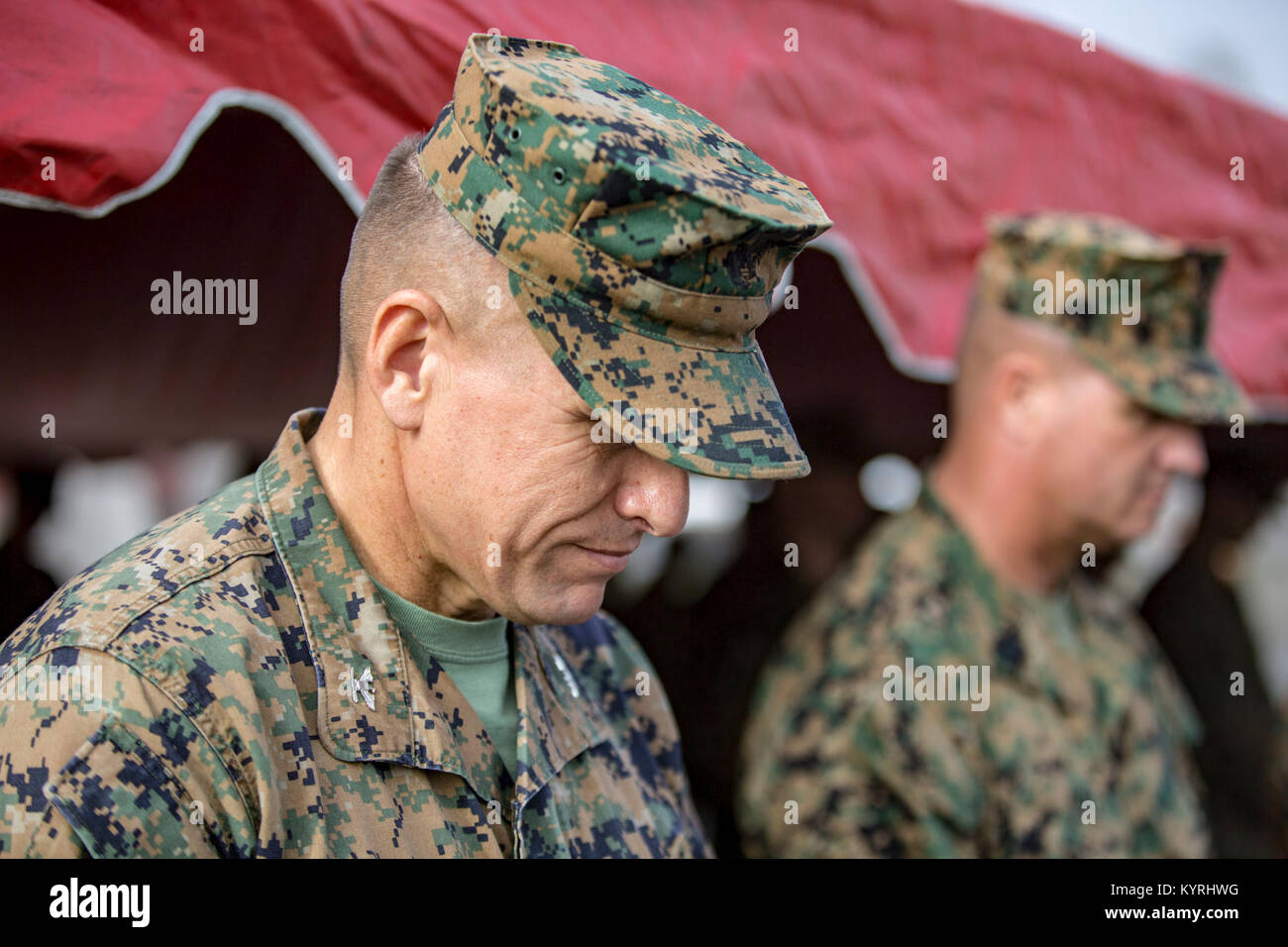 MARINE CORPS Base Camp Pendleton, Kalifornien - Col. fridrik Fridrikkson der 11 Marine Expeditionary Unit kommandierenden Offizier, beugt seinen Kopf während der anrufung vor Beginn der Übung Iron Fist 2018 Eröffnung am 31.01.12. Übung Iron Fist bringt US-Marines aus dem 11 Marine Expeditionary Unit und Soldaten, die von der Japan Ground Self Defense Force, Westliche Armee Infanterie Regiment, bilateralen Planung, die Kommunikation zu verbessern und die Durchführung der Kombinierten amphibischen Operationen. (U.S. Marine Corps Stockfoto