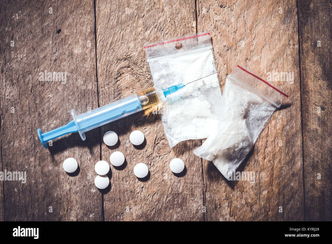 Overhead shot von harten Drogen auf einem alten Holztisch. Stockfoto