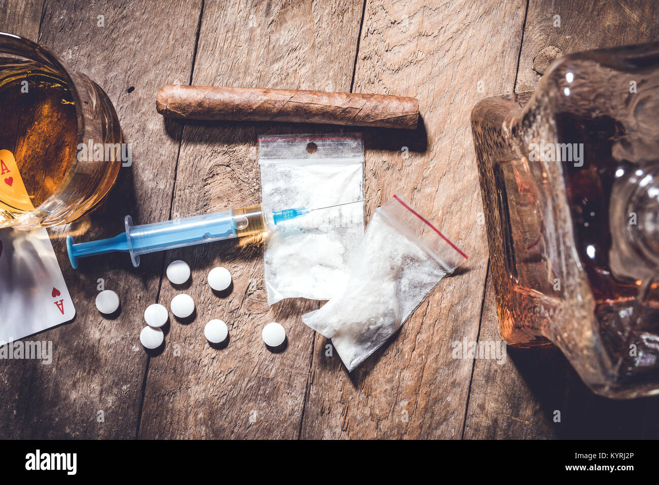 Overhead shot von harten Drogen auf einem alten Holztisch. Stockfoto