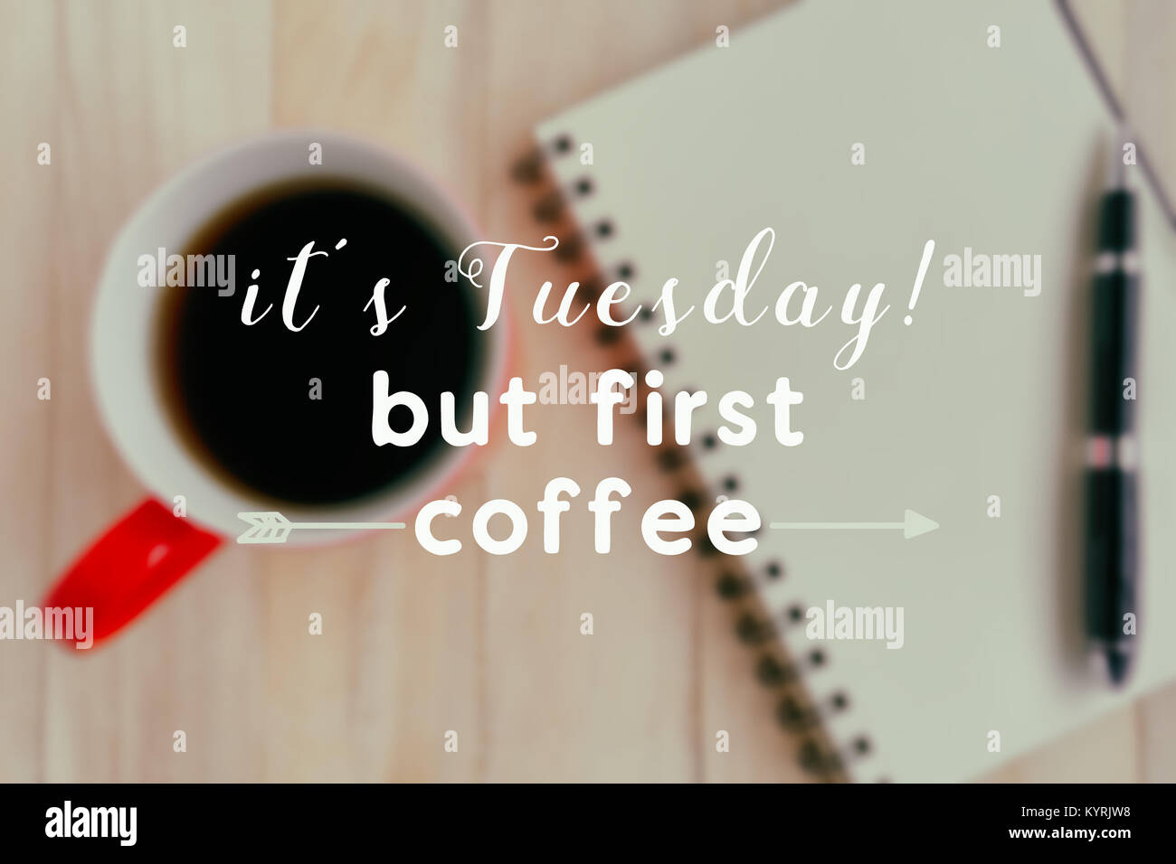 Zitat - Es ist Dienstag aber zuerst Kaffee, verschwommenen Hintergrund. Stockfoto