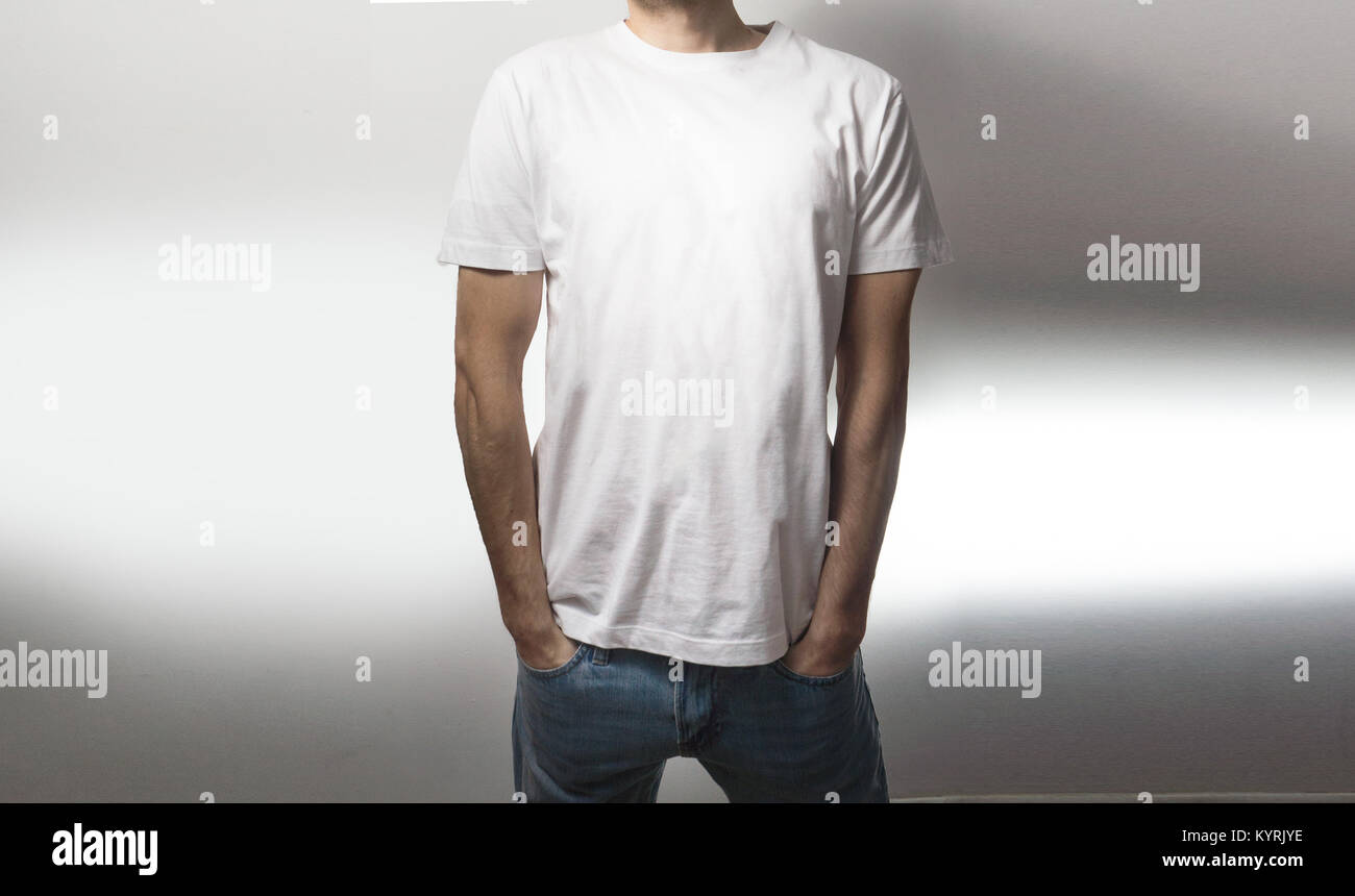 die Kerl in die leere weißes T-shirt, Ständer, lächelnd auf weißem  Hintergrund, mock, freien Raum, Logo, Design, Vorlage für print-design  Stockfotografie - Alamy
