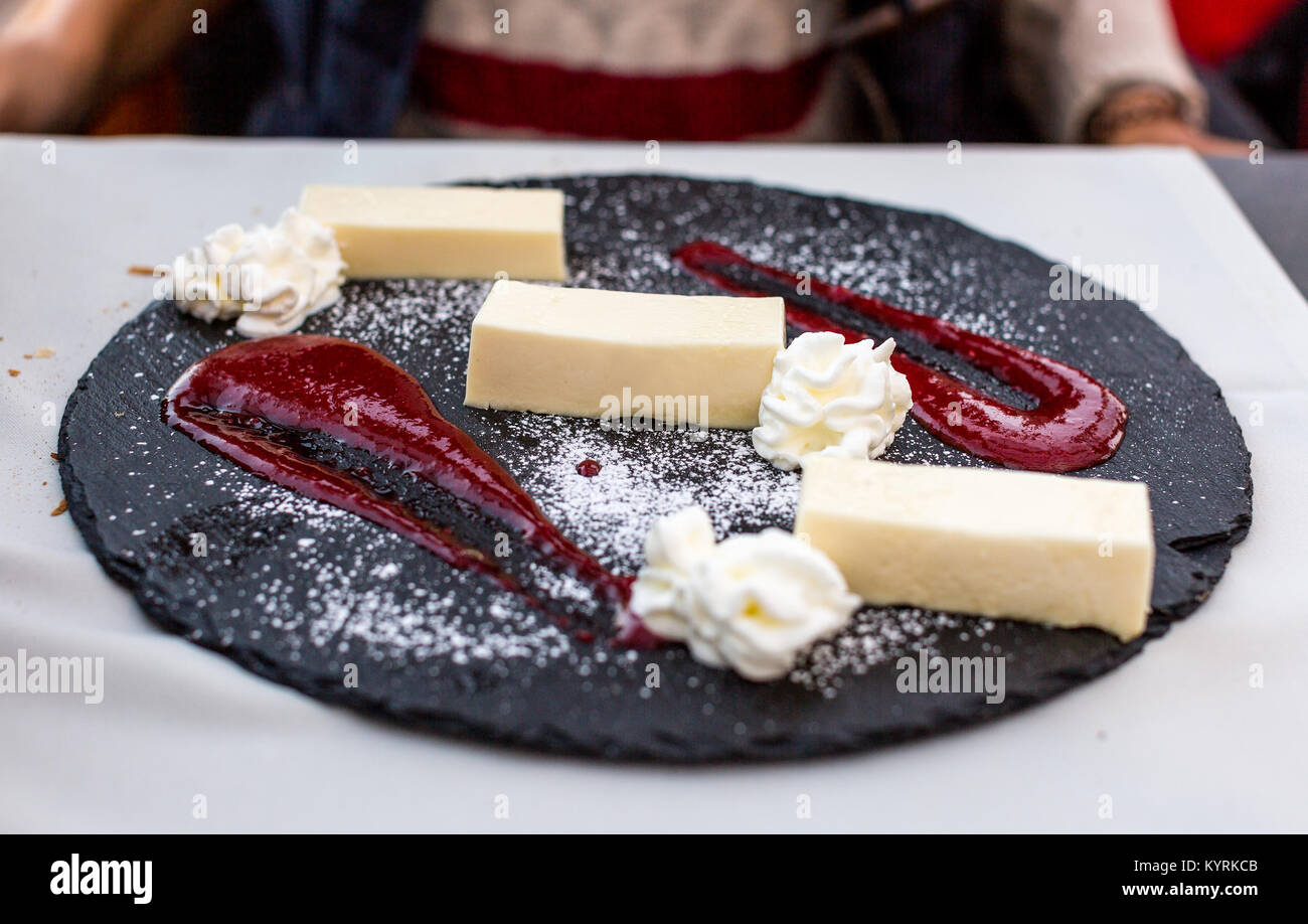 Traditionelle italienische Dessert Panna Cotta mit Erdbeersauce und Sahne. Stockfoto