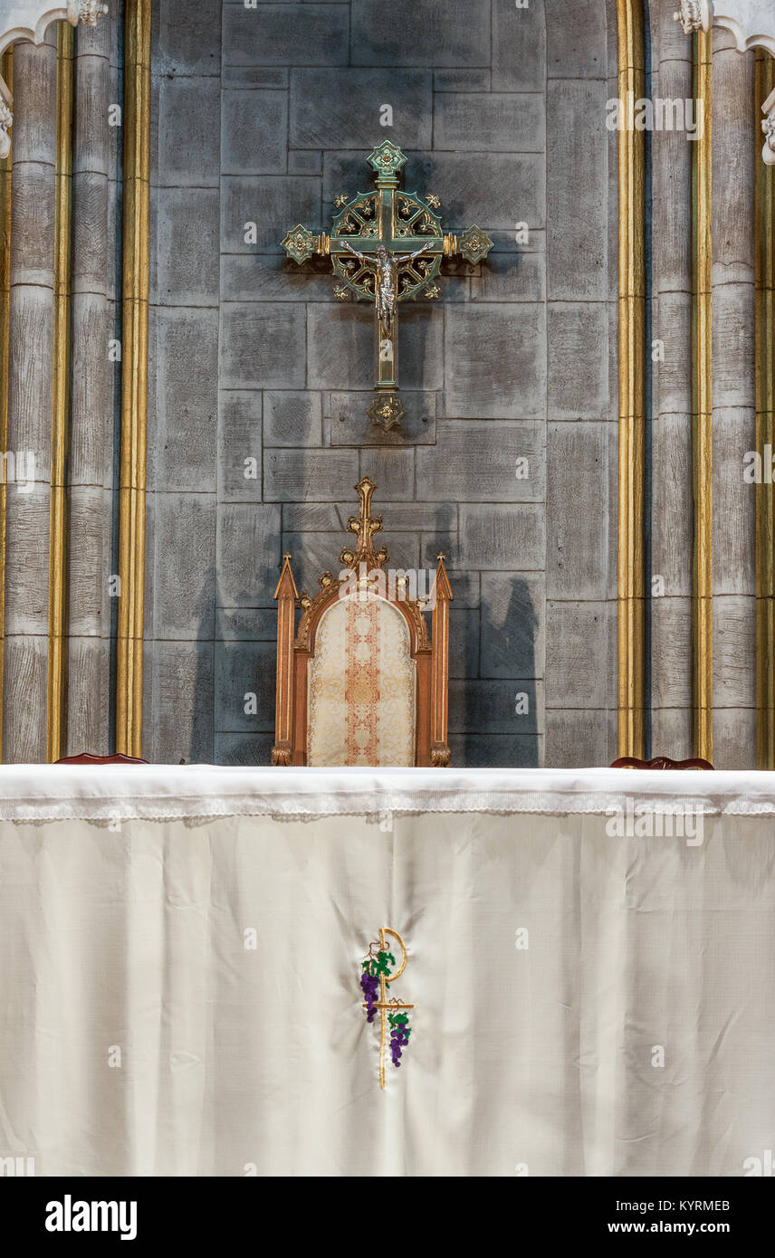 Im Inneren einer Kirche mit dem Altar. Die Kirche ist Kirche der Menschwerdung Römisch-katholische Kirche in New York. Stockfoto