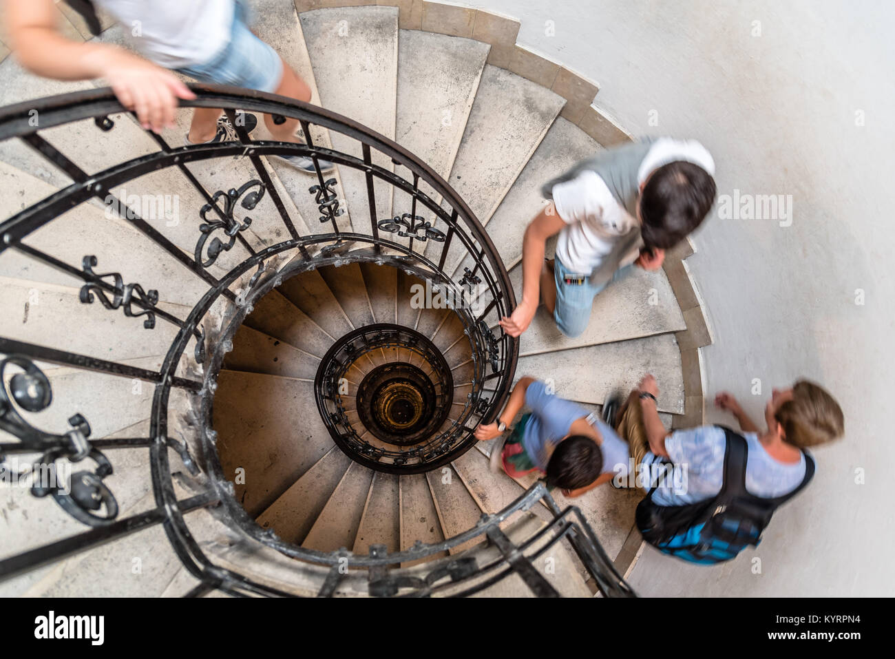 Budapest, Ungarn - 13. August 2017: Hohe Betrachtungswinkel der Wendeltreppe mit Menschen in St. Stephan Basilika von Budapest. Stockfoto