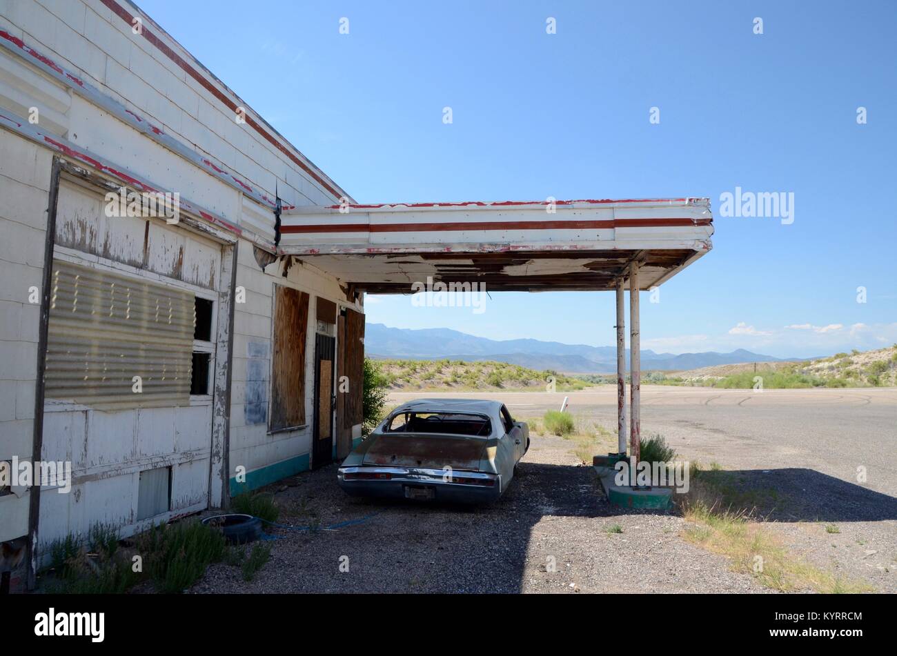 Abgebrochene Buick Skylark in einer stillgelegten aufgegeben aufgeschlüsselt Tankstelle winkel Utah USA Stockfoto