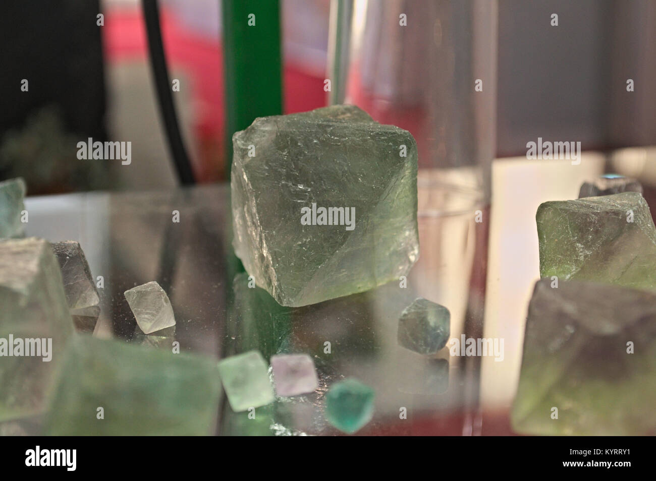 Grüne Fluorit Oktaeder natürliche Kristalle auf Glas Tisch Stockfoto