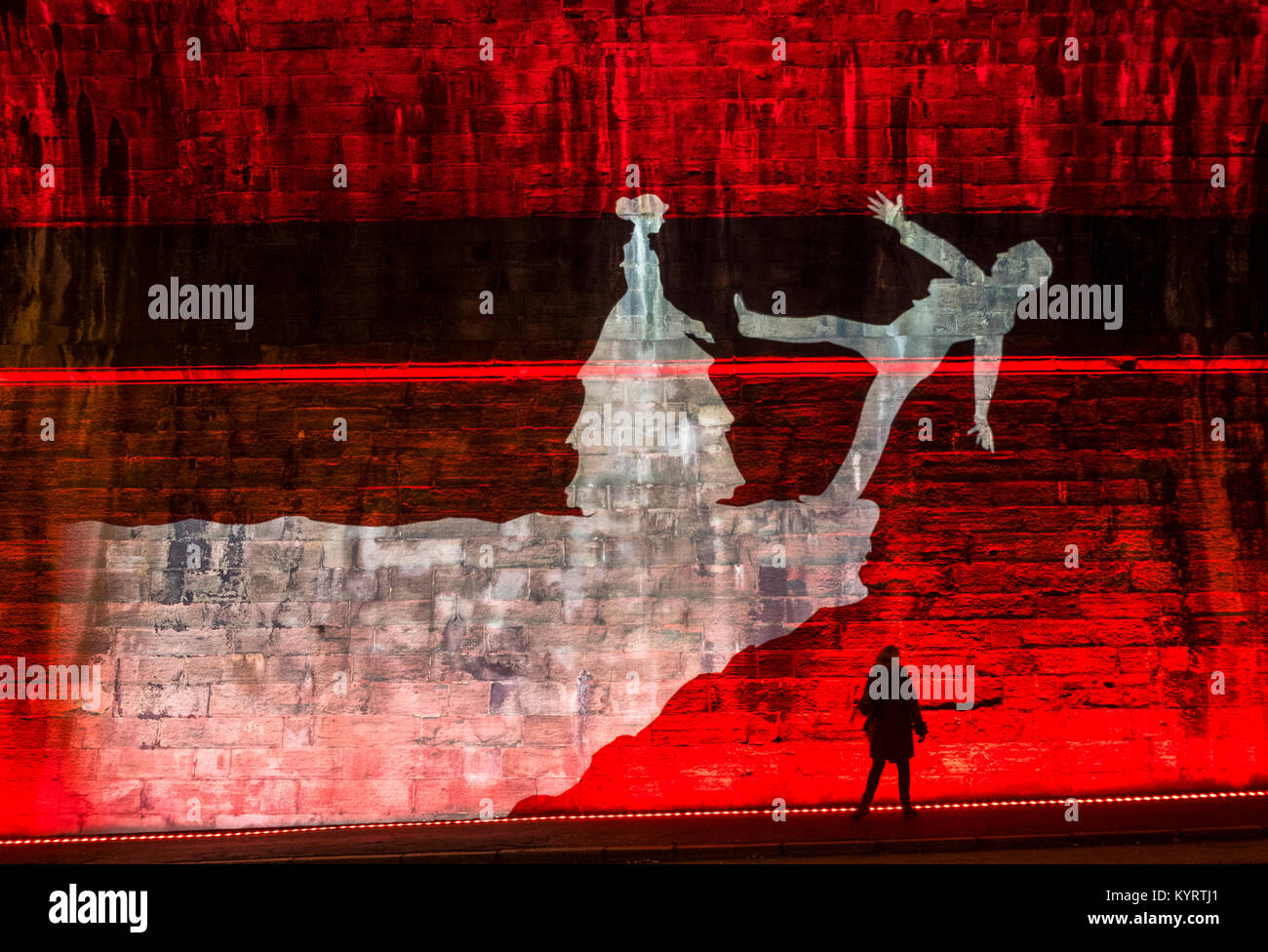 Thema Val McDermid's Kurzgeschichte "Auferstehung" des neuen Jahres, Nachricht vom Himmel, in der Nacht an mehreren Standorten in Edinburgh projiziert. Stockfoto