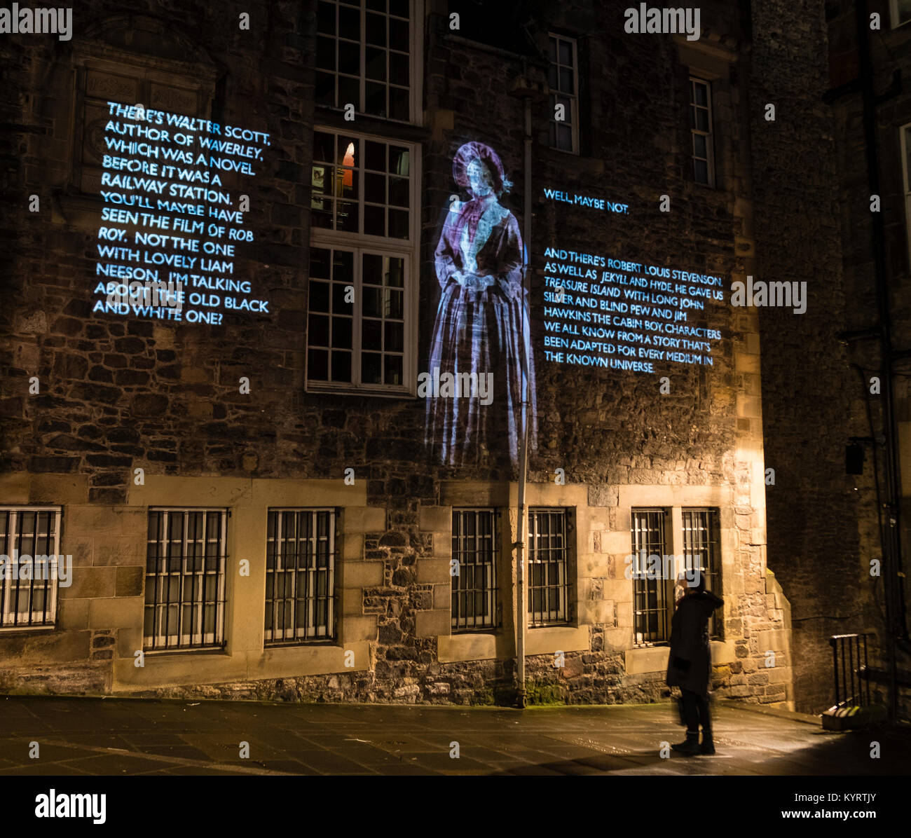 Thema Val McDermid's Kurzgeschichte "Auferstehung" des neuen Jahres, Nachricht vom Himmel, in der Nacht an mehreren Standorten in Edinburgh projiziert. Stockfoto