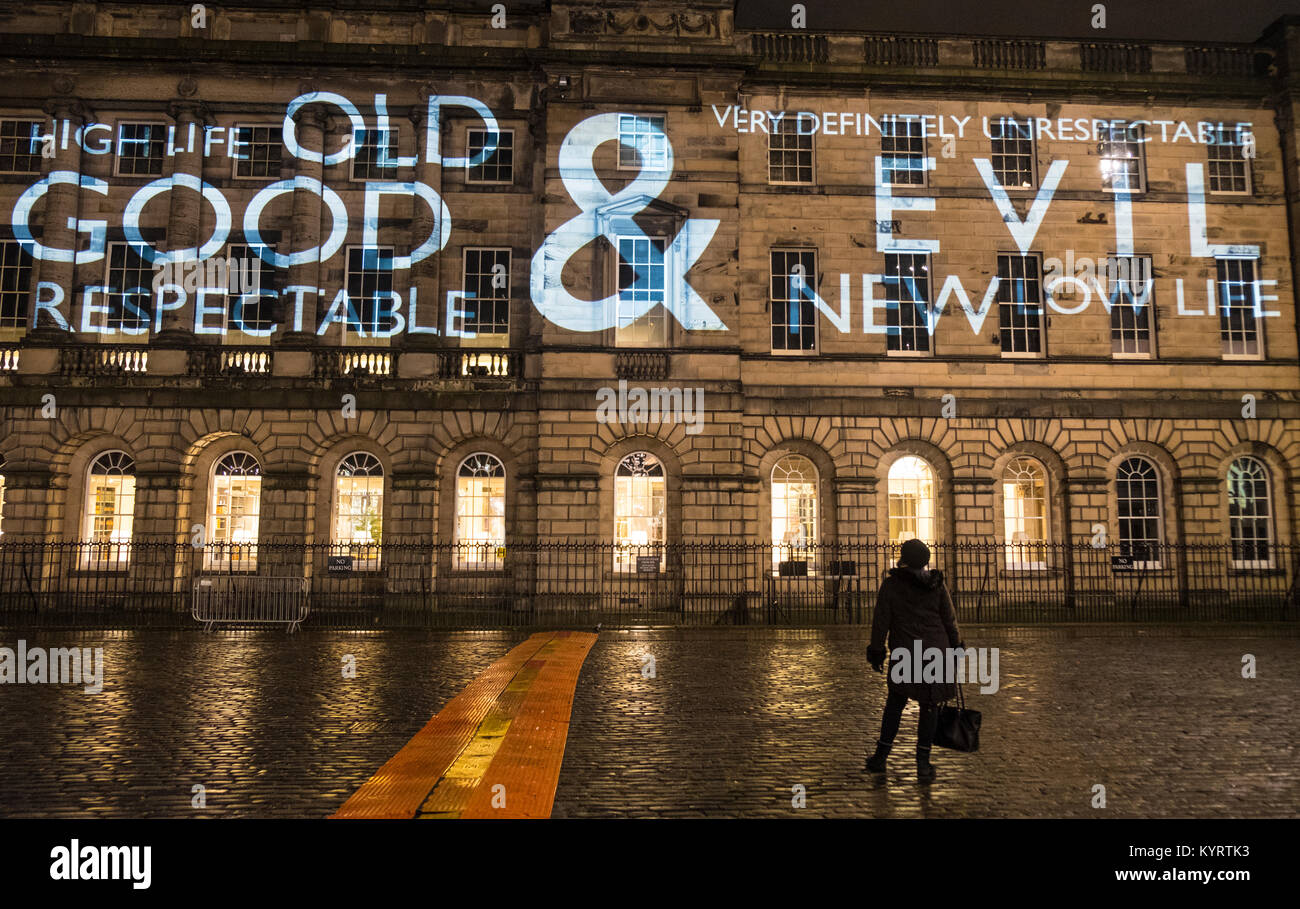 Thema Val McDermid's Kurzgeschichte "Auferstehung" des neuen Jahres, Nachricht vom Himmel, in der Nacht an mehreren Standorten in Edinburgh projiziert. Stockfoto