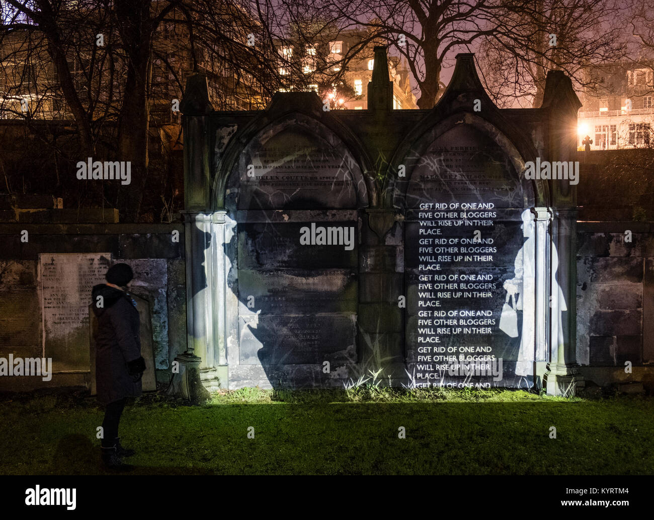 Thema Val McDermid's Kurzgeschichte "Auferstehung" des neuen Jahres, Nachricht vom Himmel, in der Nacht an mehreren Standorten in Edinburgh projiziert. Stockfoto