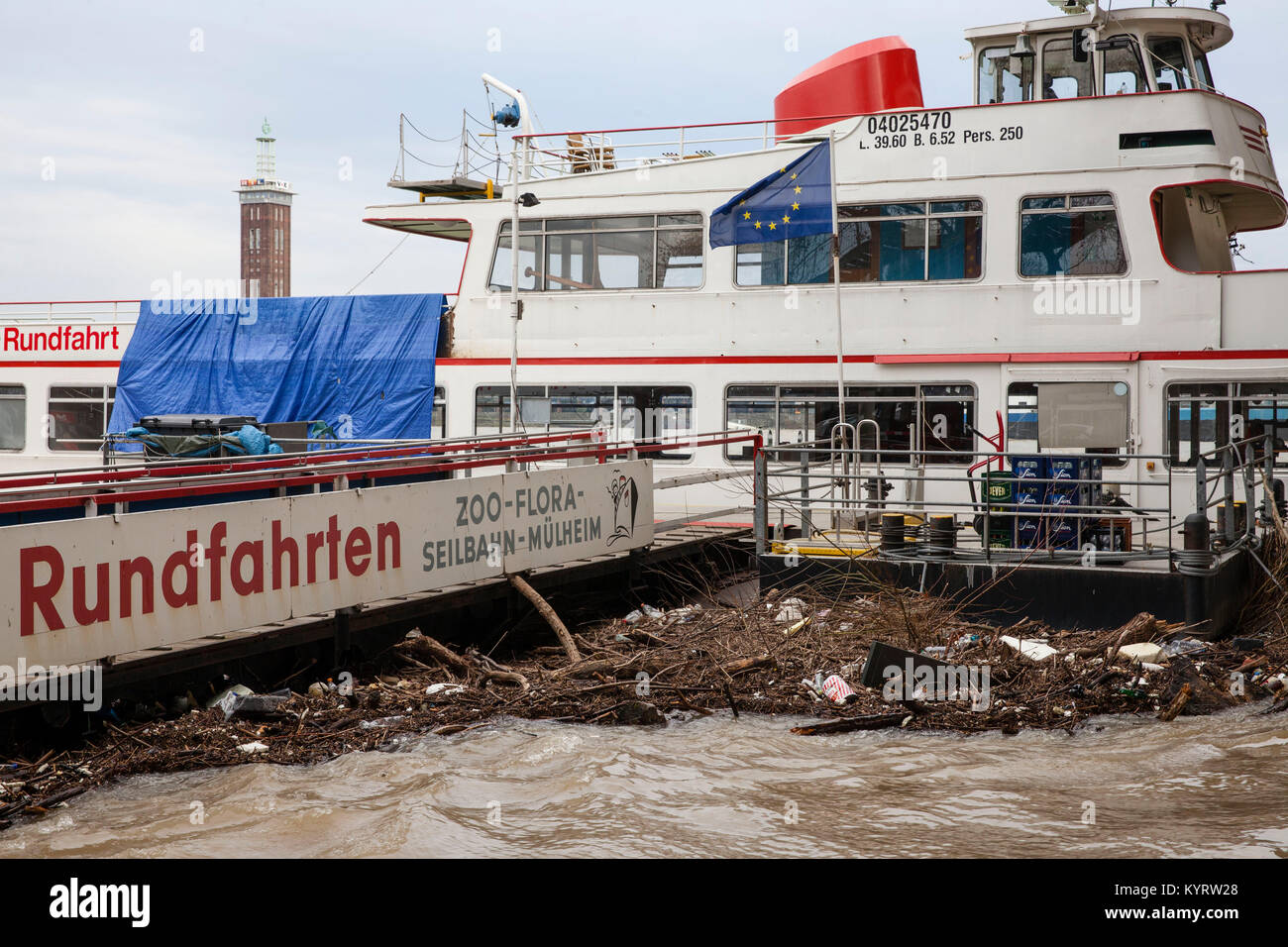 Köln, Deutschland, 10. Januar 2018, Hochwasser des Rheins, Treibgut auf einem Bootssteg. Köln, Deutschland, 10. Januar 2018, Hochwasser des Rheins, Stockfoto