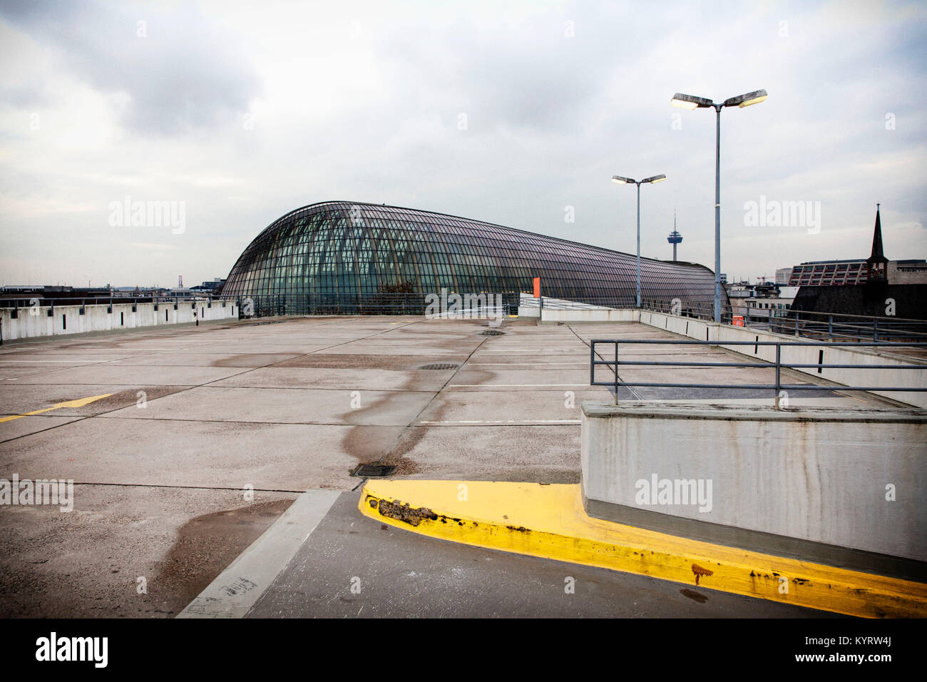 Europa, Deutschland, Köln, Parkhaus der Kaufhof Warenhaus, oberste Ebene der Garage, Blick auf das weltstadthaus an der Straße Schi Stockfoto