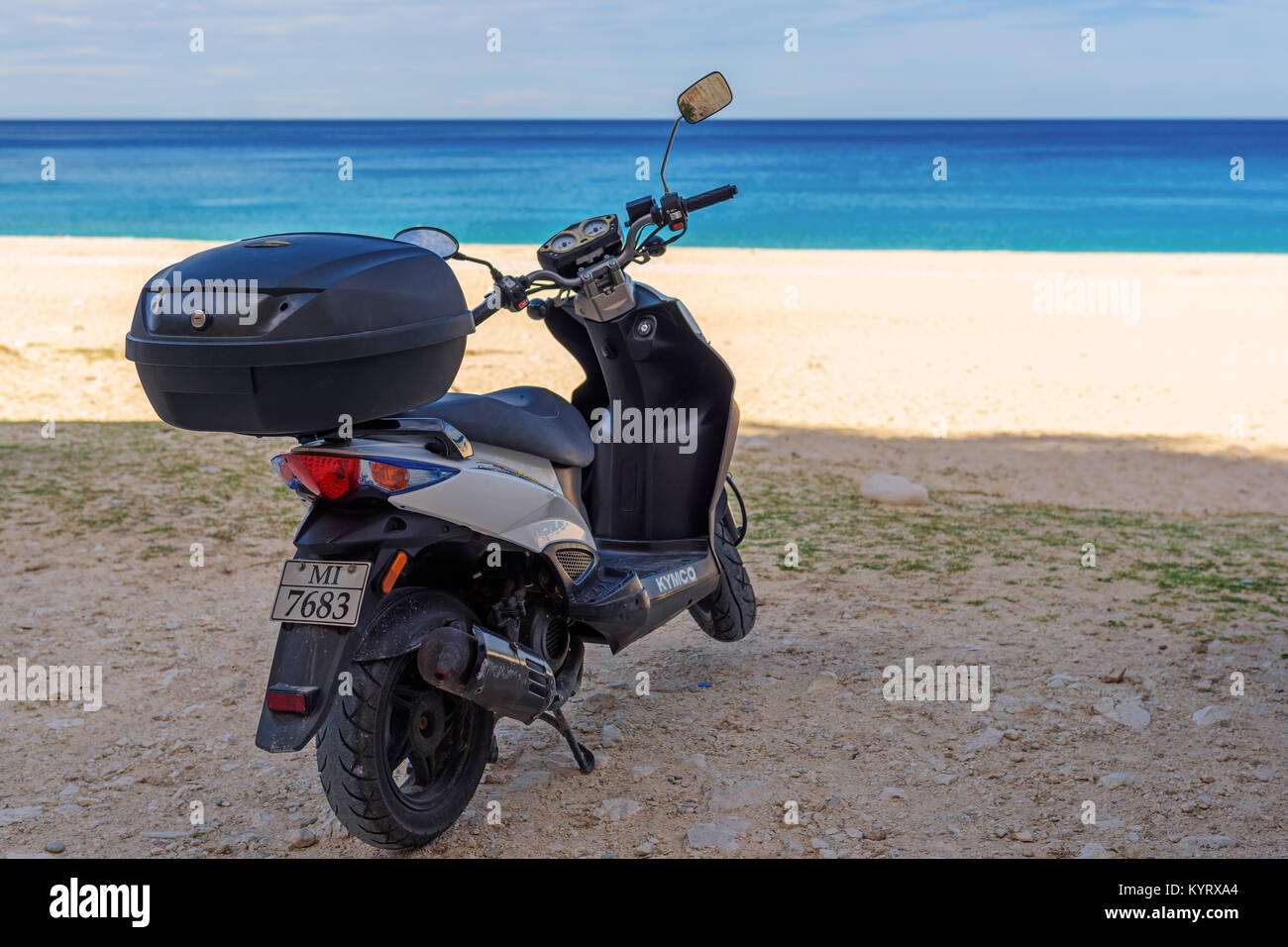 Motorroller geparkt auf den Strand von Myrtos. Scooter ist ein sehr beliebtes Transportmittel auf der Insel Kefalonia. Griechenland. Stockfoto