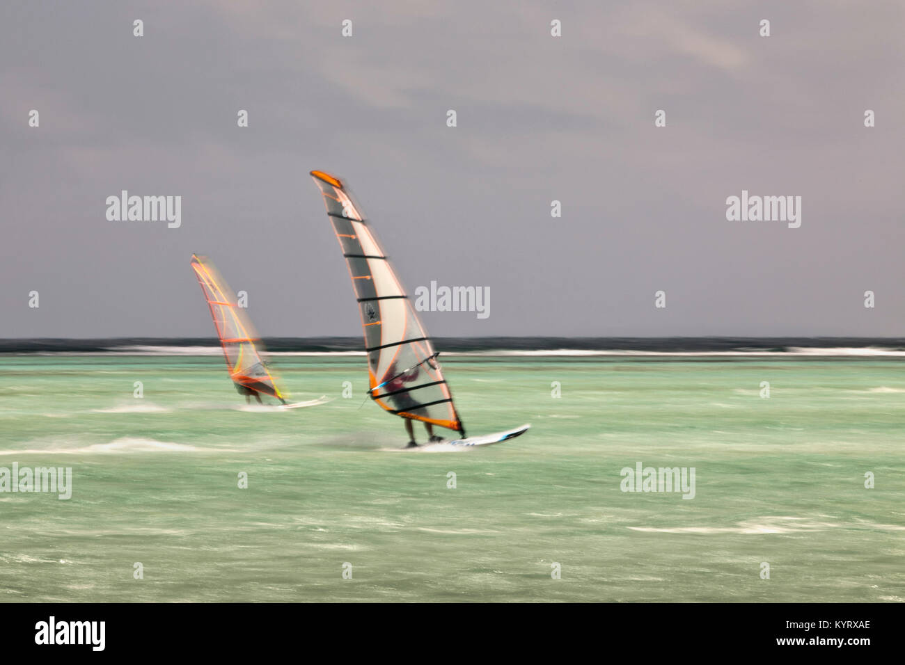 Die Niederlande, Insel Bonaire, Niederländische Karibik, Kralendijk, Lac Bay. Wind surfen. Bewegungsunschärfe. Stockfoto