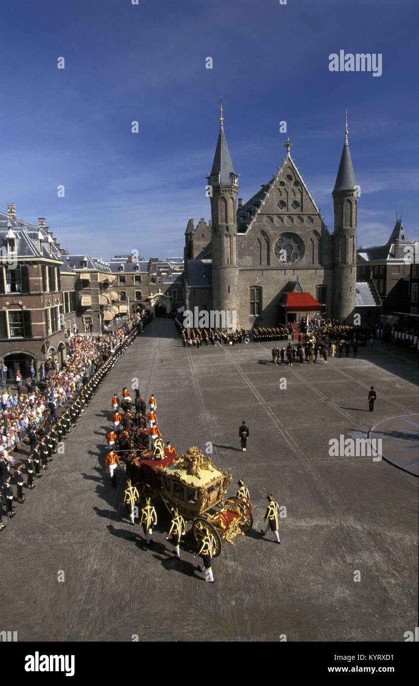 Die Niederlande. Den Haag. Queen reitet in goldener Wagen der dritten Dienstag im September. Zeremonien für die Eröffnung des neuen parlamentarischen Jahr. Stockfoto