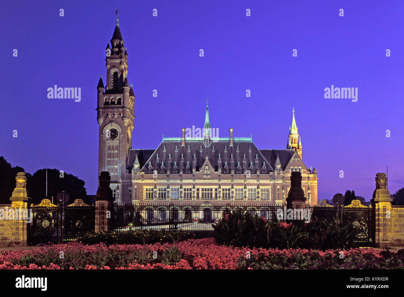 Die Niederlande. Den Haag. Friedenspalast (Vredespaleis). Dämmerung. Stockfoto