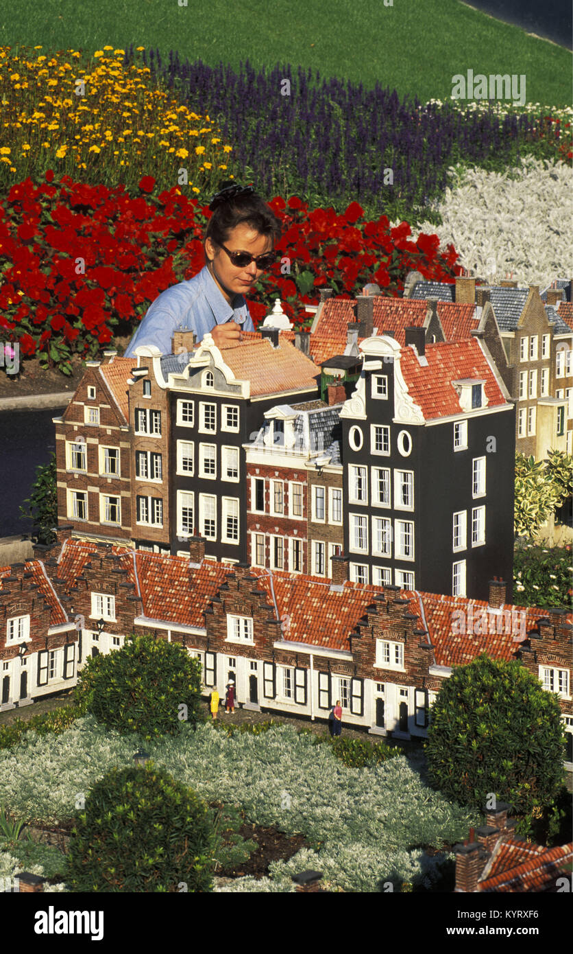 Die Niederlande. Den Haag. Die Niederlande in Miniatur genannt Madurodam. Besucher, die an der Miniatur Amsterdam am Kanal gelegenes Häuser. Stockfoto