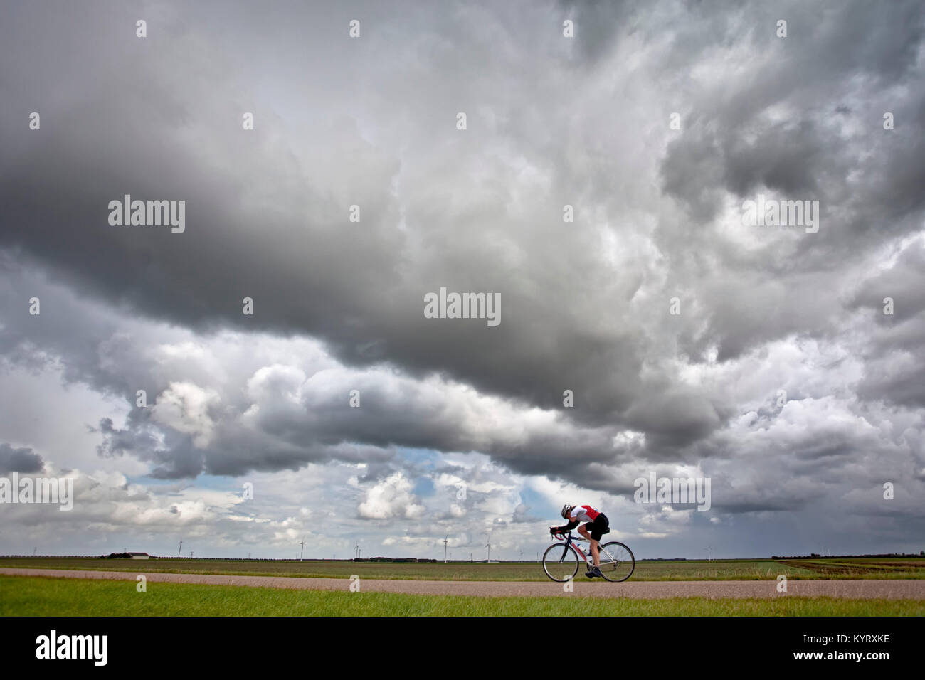 Der Niederlanden, Almere, Triathlon, Radfahren. Stockfoto
