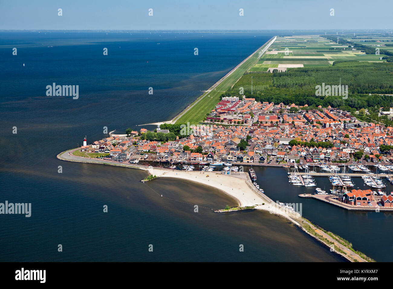 Die Niederlande, Urk. Fischerdorf. Die ehemalige Insel im Meer genannt Zuiderzee, jetzt Teil von Flevopolder. Antenne. Stockfoto