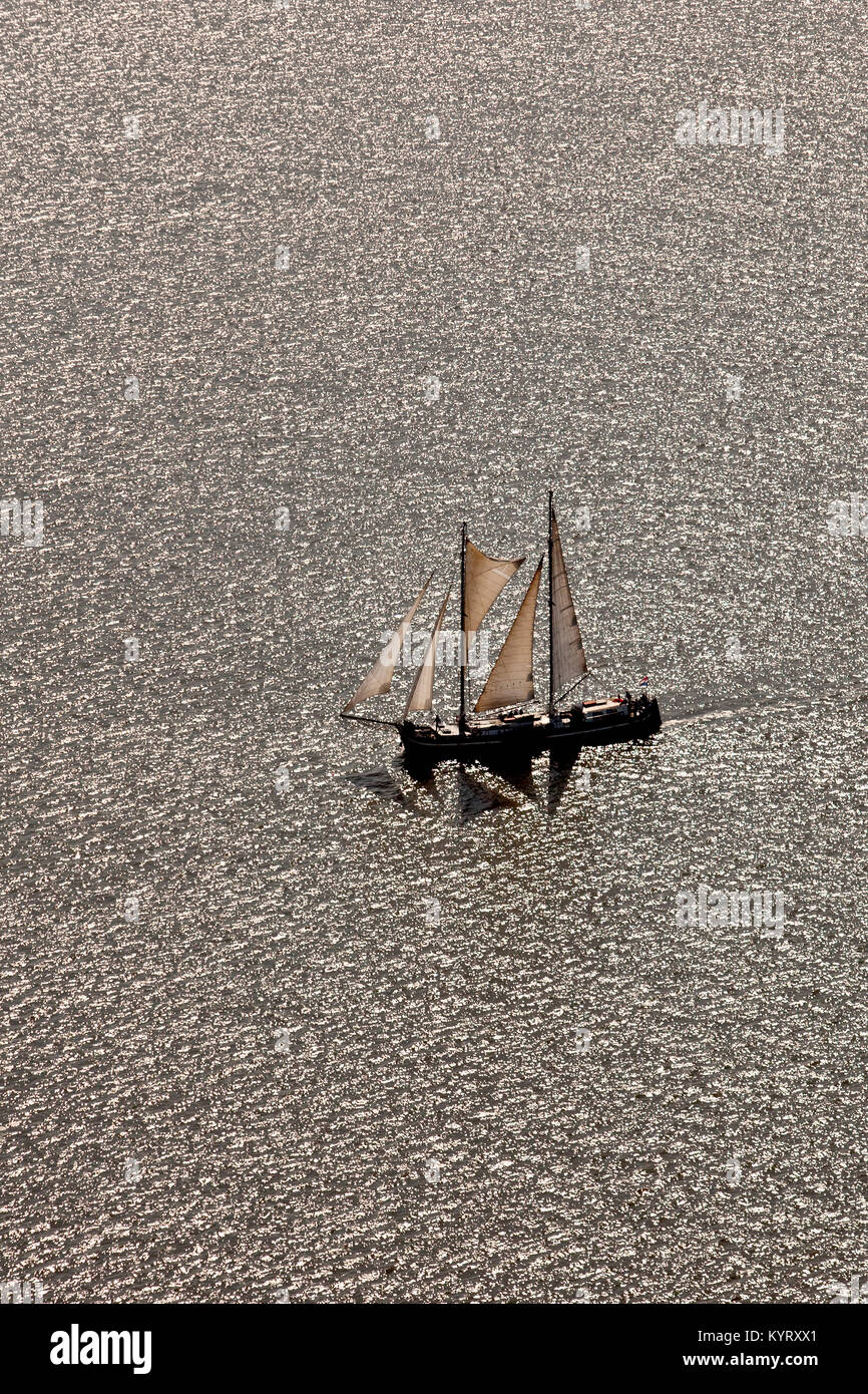 Die Niederlande, in der Nähe der Insel Terschelling, Wattenmeer. Unesco-Weltkulturerbe. Antenne. Traditionelle cargo Segelschiff, für touristische Kreuzfahrten verwendet. Stockfoto