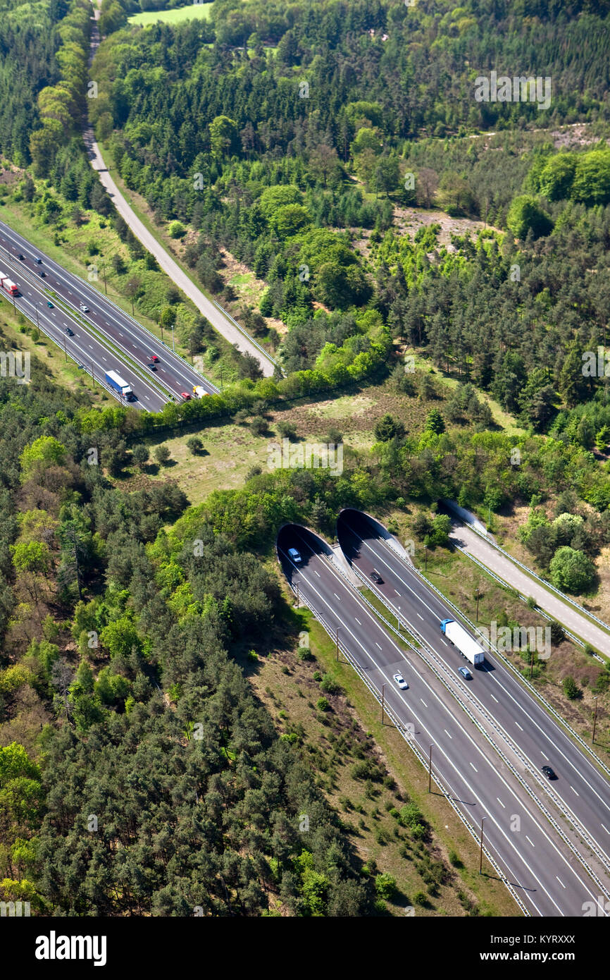 Niederlande, Hoenderloo, Autobahn oder Autobahn und Öko-Crossover für Fauna. Ökodukt. Antenne. Wildlife Bridge. Wildtierüberquerung. Stockfoto