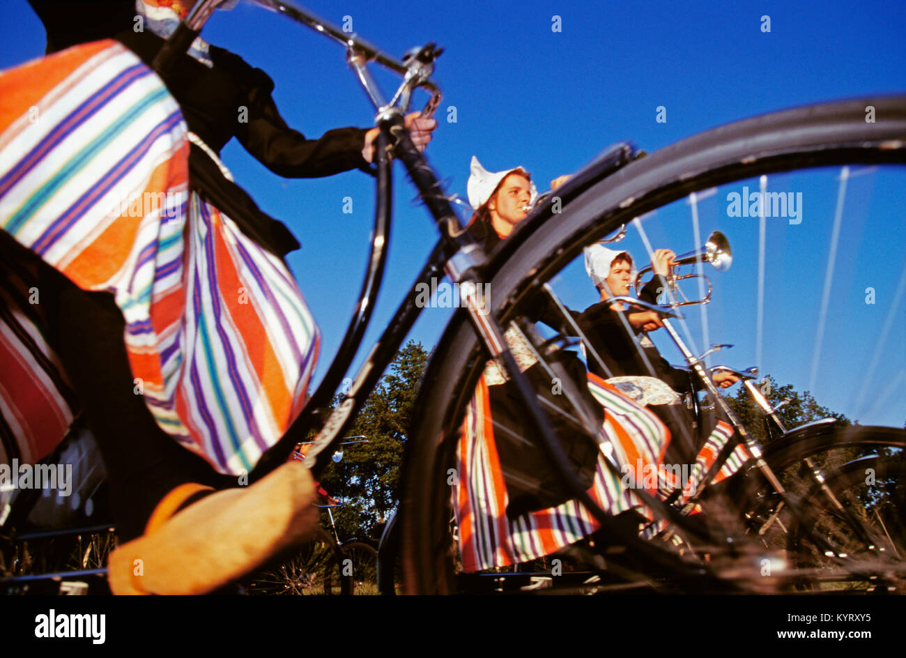 Die Niederlande. Opende. Showband Crescendo in holländischer Tracht und auf typisch niederländische Fahrrad. Stockfoto